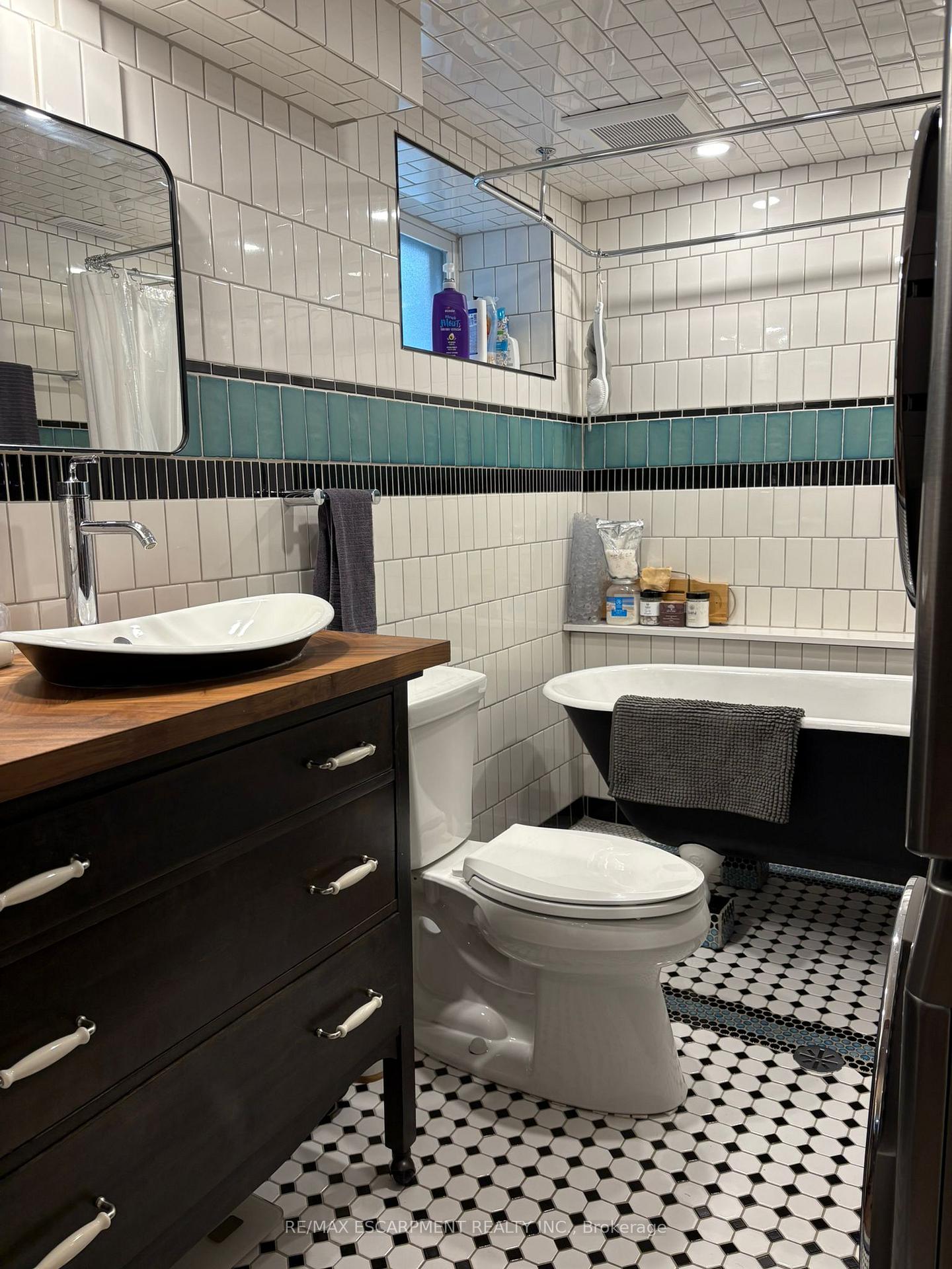 Photo 18 of Unit Lower, 306 Wexford Avenue S, Hamilton, Delta — HOMEH