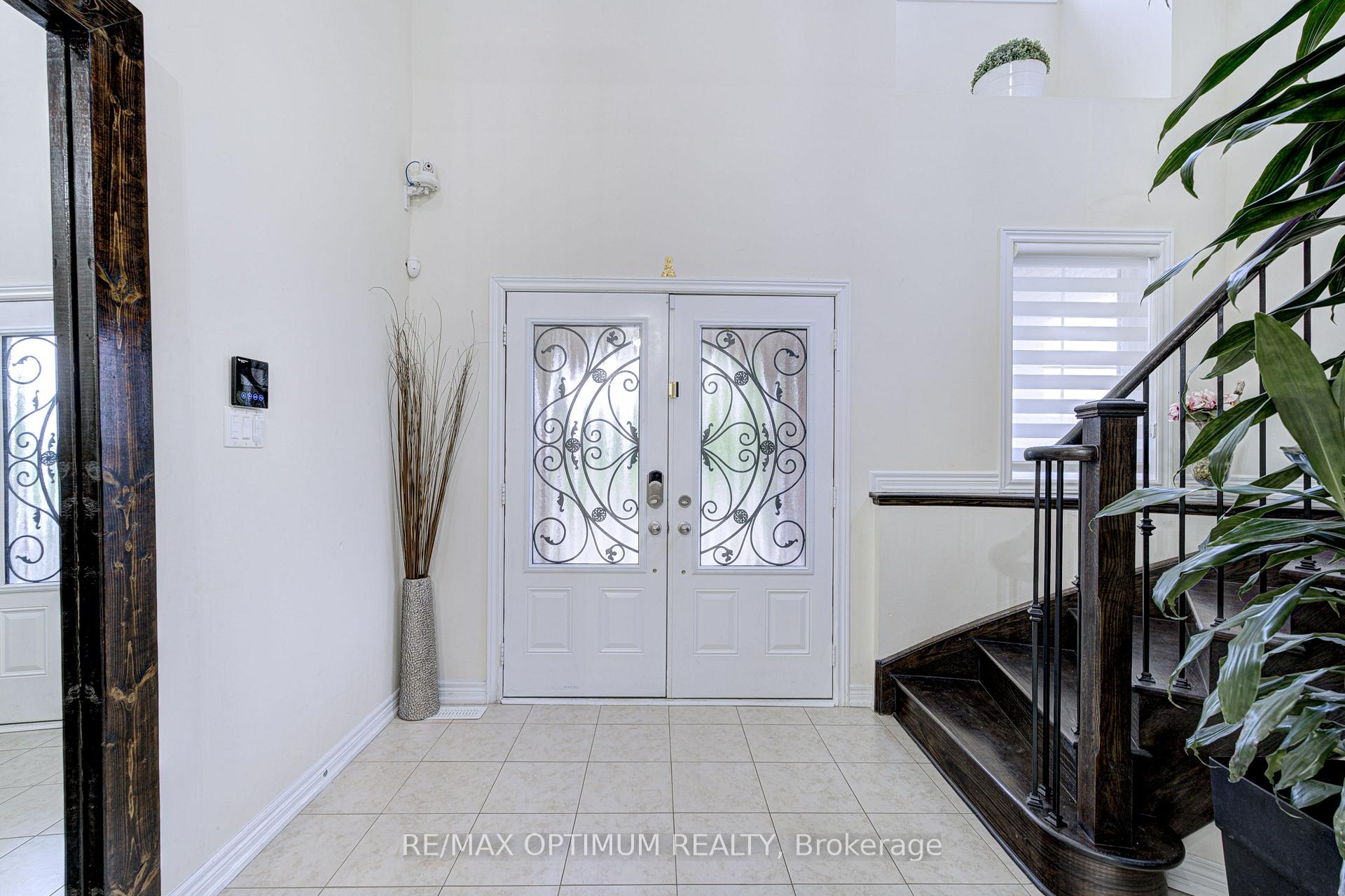 Photo 3 of 16 Ashcreek Drive, Brampton, Credit Valley — HOMEH