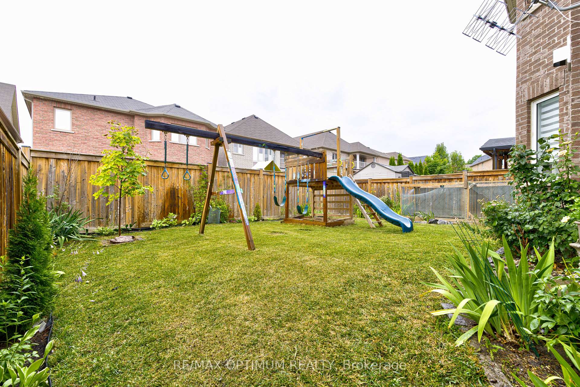Photo 25 of 16 Ashcreek Drive, Brampton, Credit Valley — HOMEH