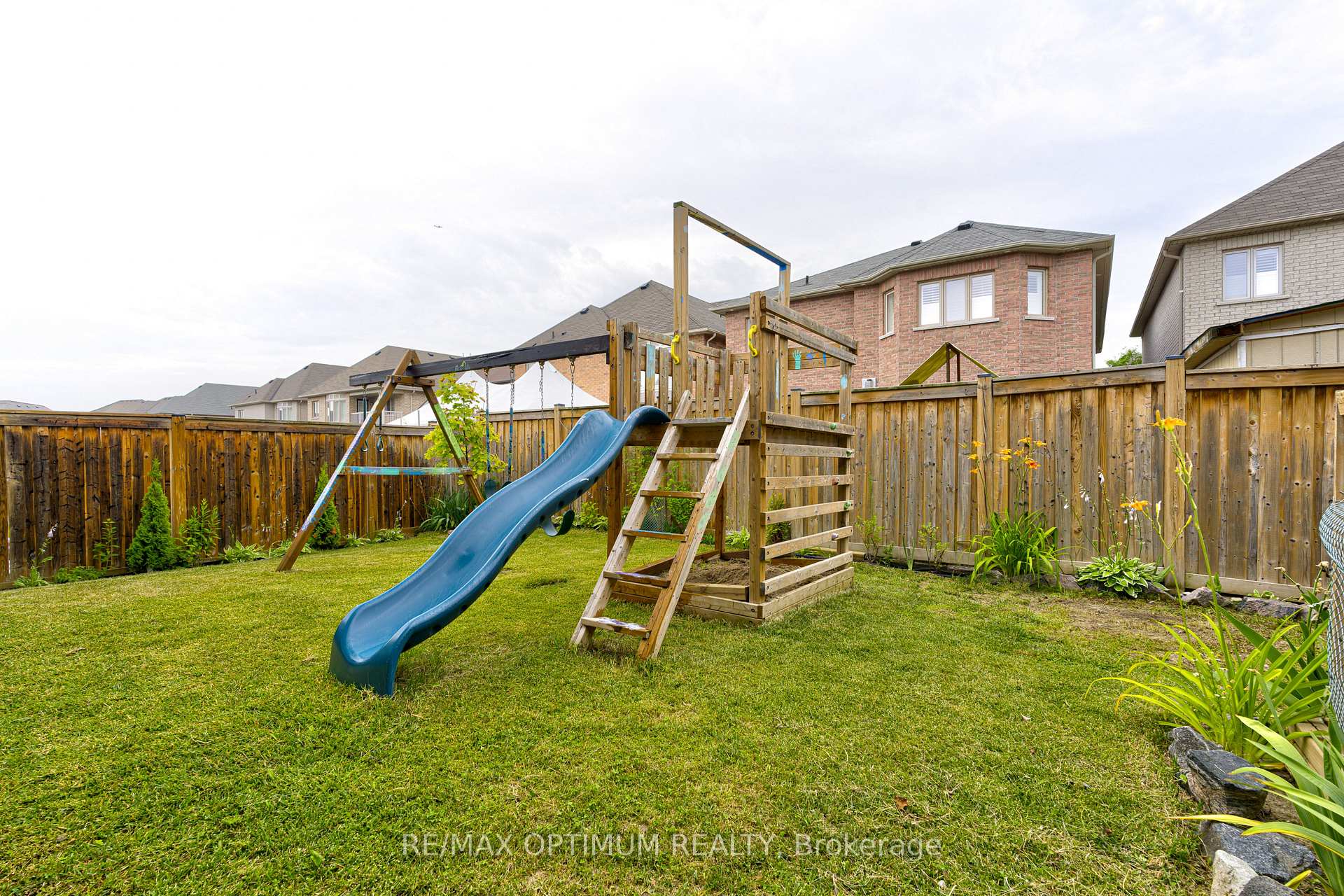 Photo 40 of 16 Ashcreek Drive, Brampton, Credit Valley — HOMEH