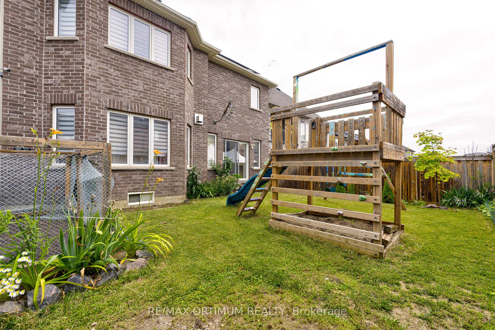 Photo 30 of 16 Ashcreek Drive, Brampton, Credit Valley — HOMEH