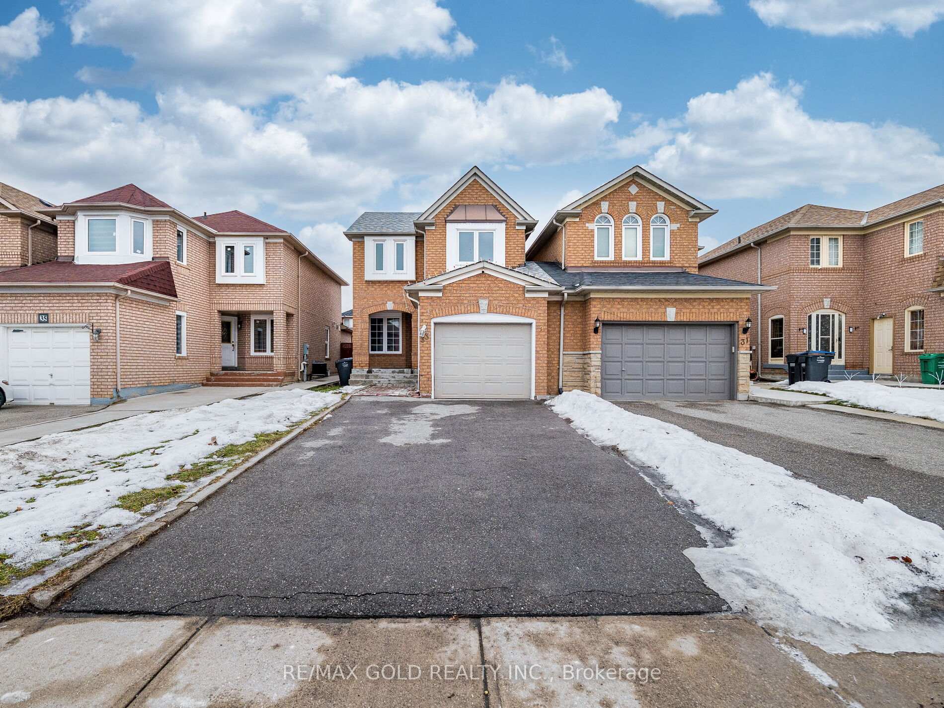 Front of 33 Fiddleneck Crescent