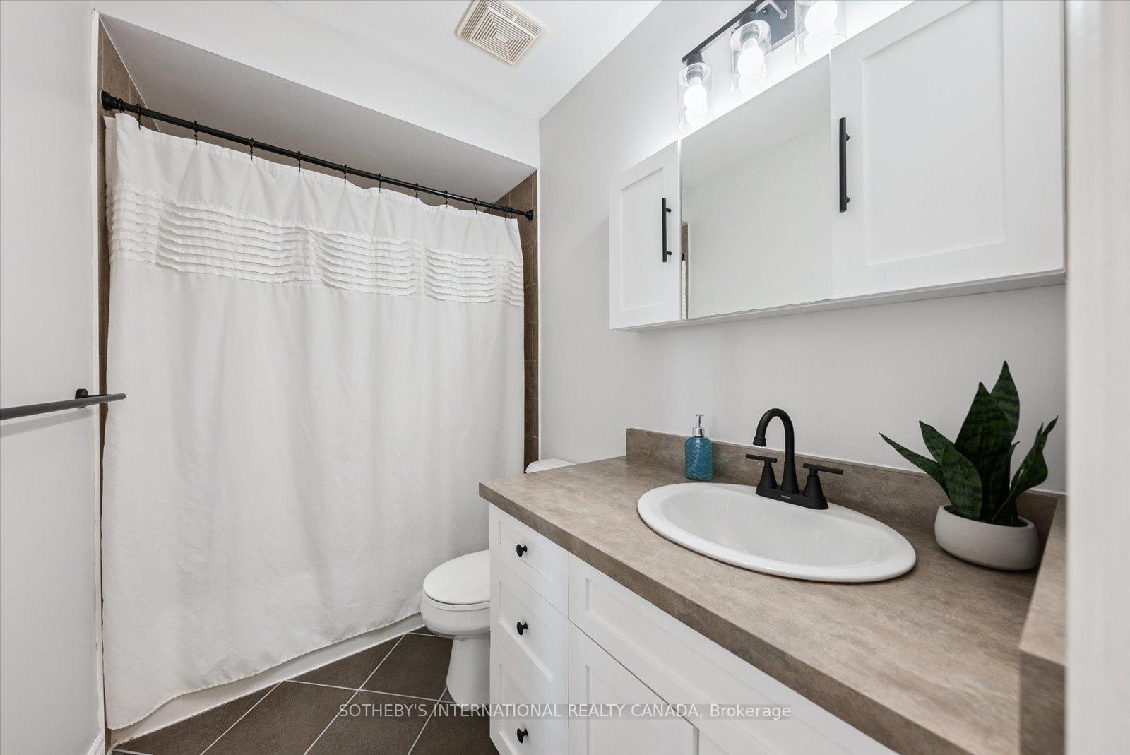 Photo 25 of 8 Somerscales Drive, Clarington, Bowmanville — HOMEH