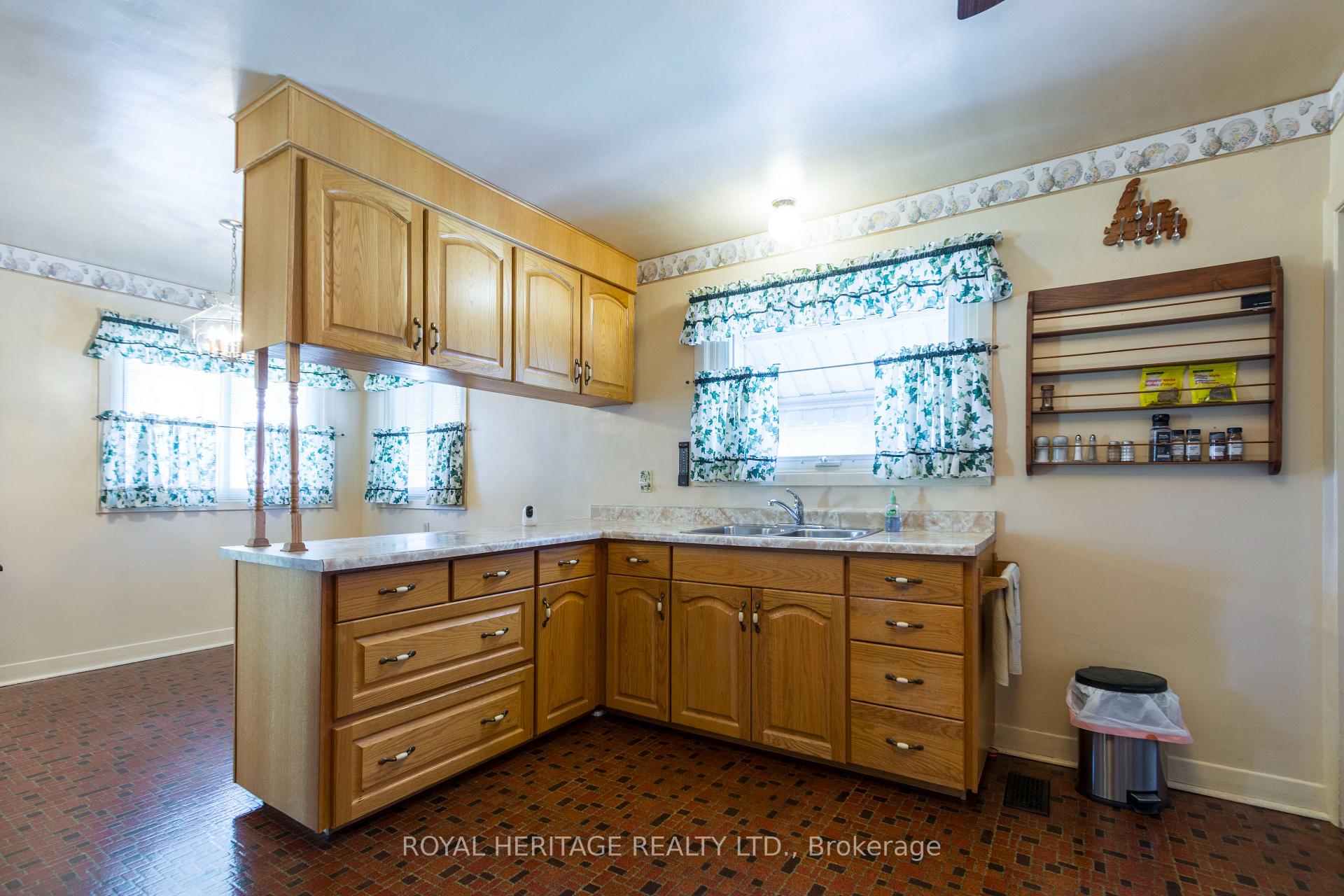 Photo 10 of 558 Victoria Avenue, Belleville, Belleville Ward — HOMEH
