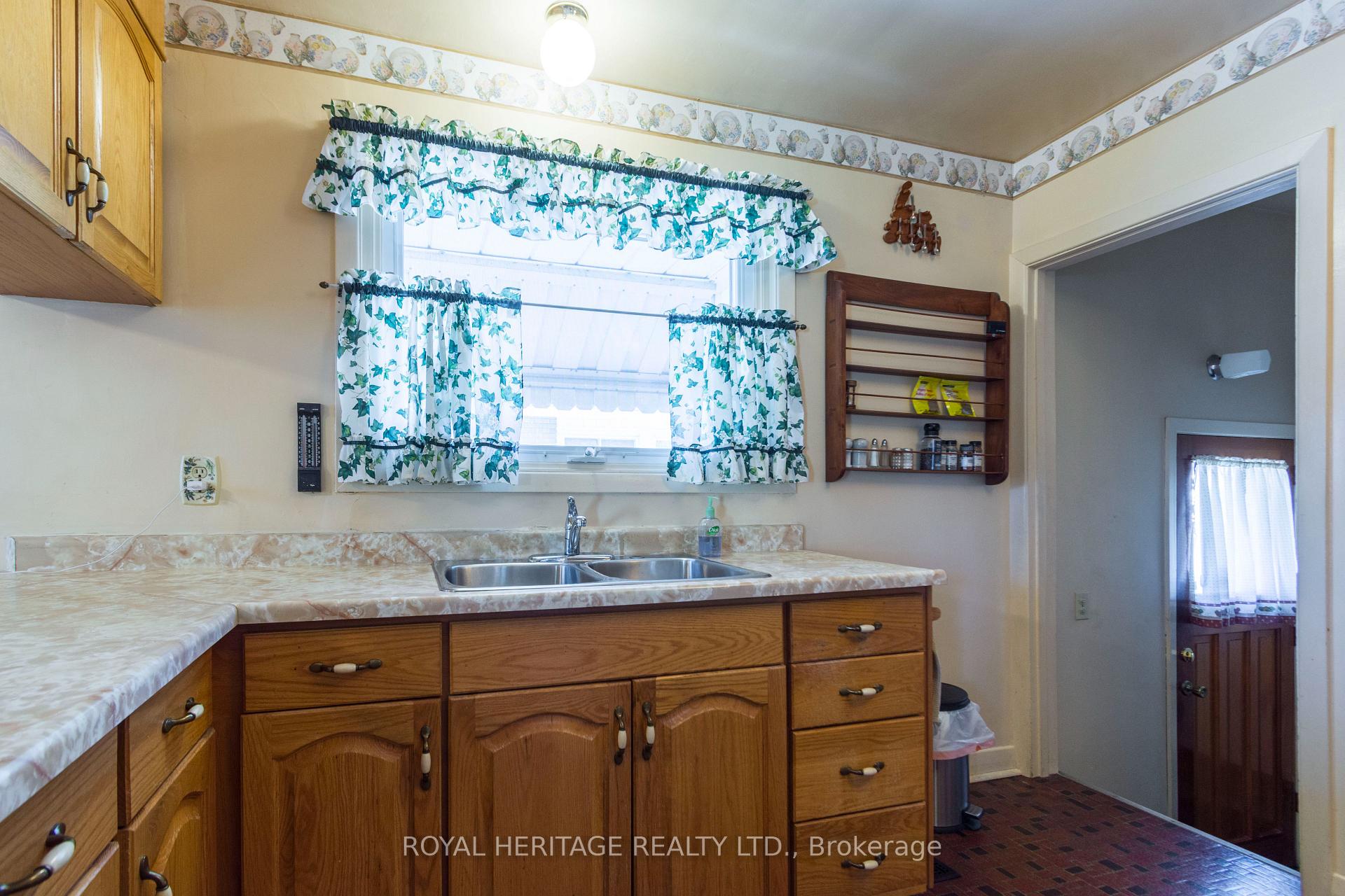 Photo 11 of 558 Victoria Avenue, Belleville, Belleville Ward — HOMEH