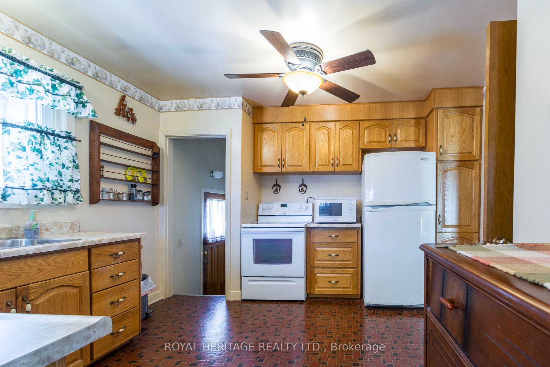 Photo 12 of 558 Victoria Avenue, Belleville, Belleville Ward — HOMEH