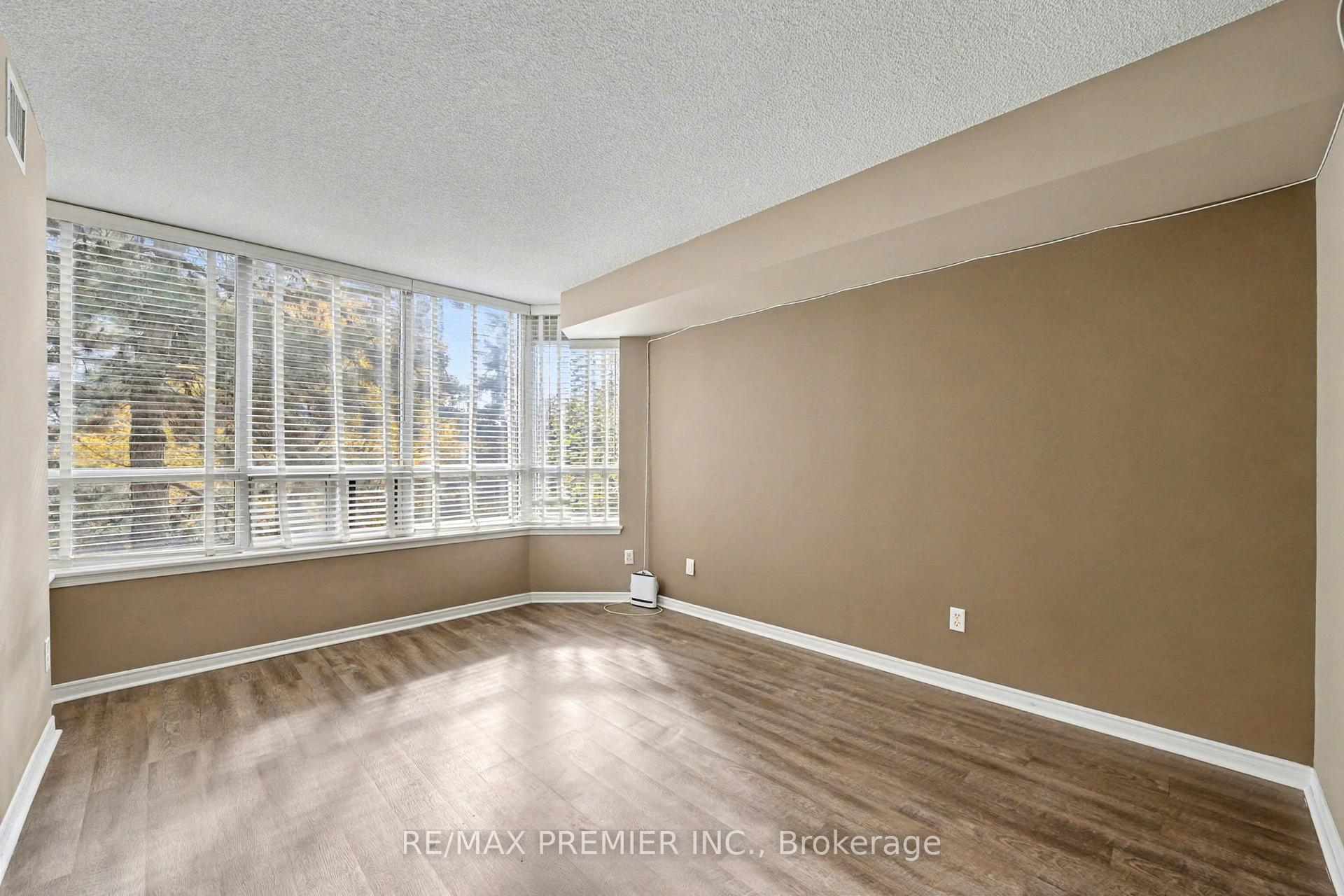 Photo 11 of Unit 208, 91 Townsgate Drive, Vaughan, Crestwood-Springfarm-Yorkhill — HOMEH
