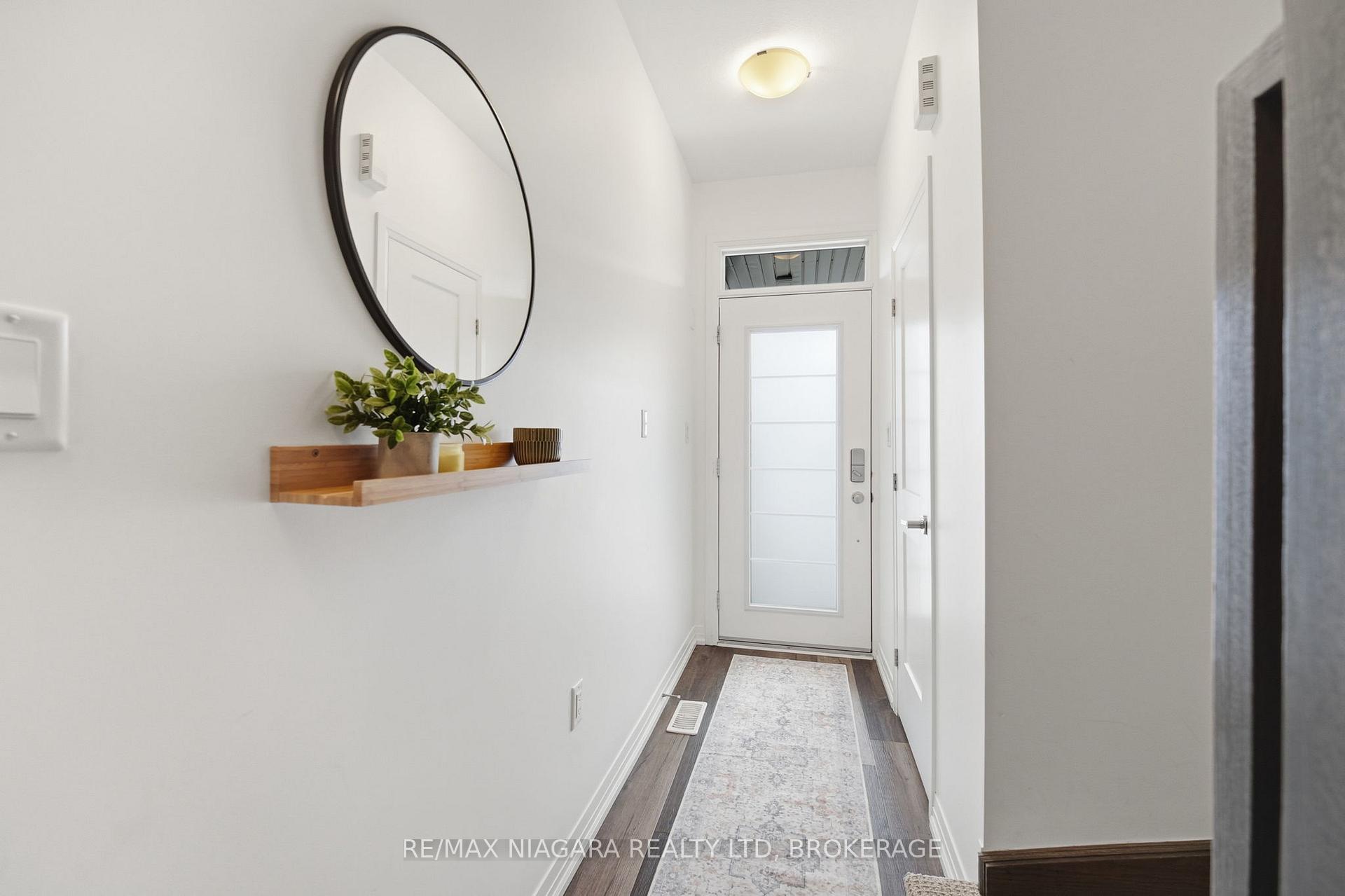 Photo 2 of 4004 Crown Street, Lincoln, Beamsville — HOMEH