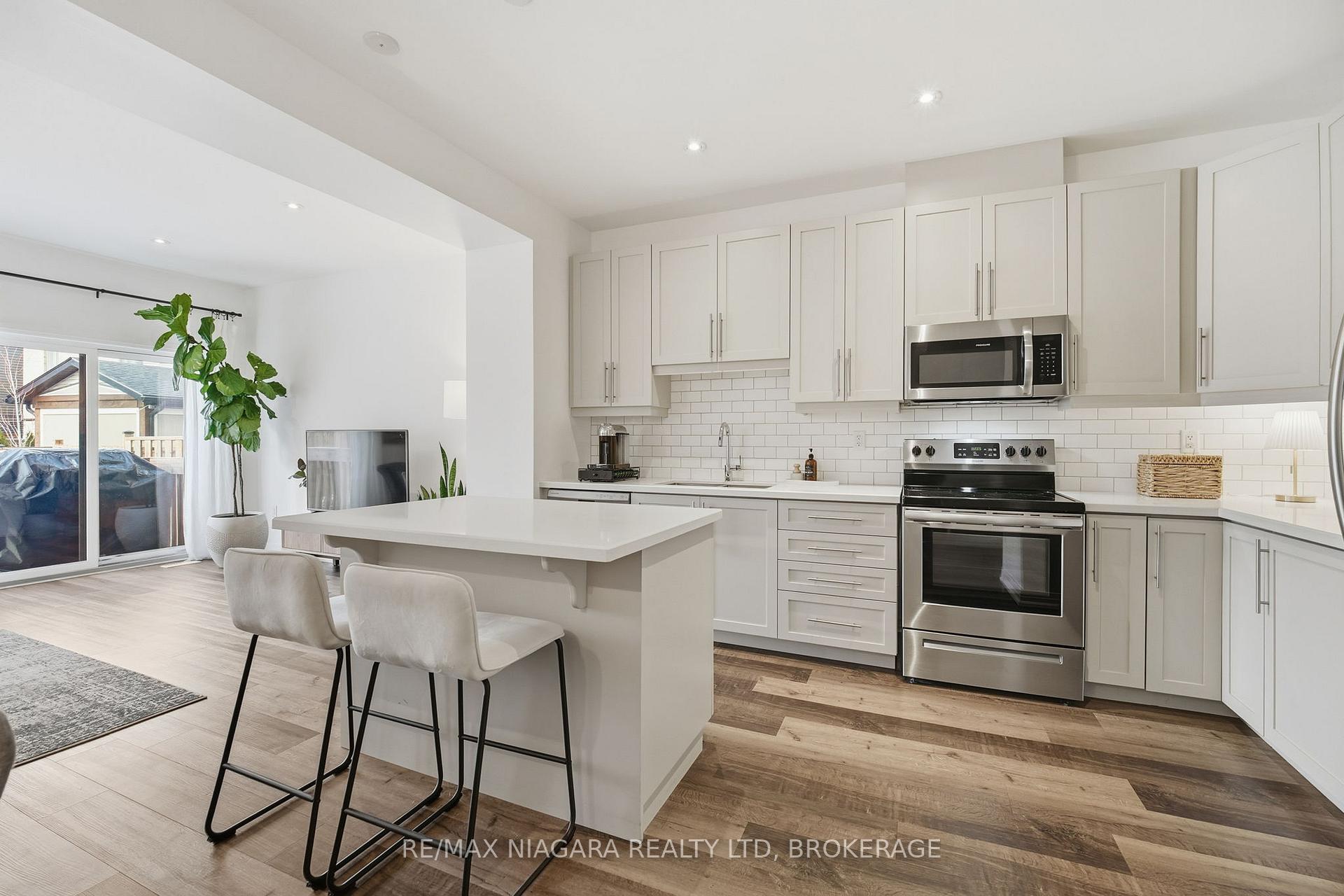 Photo 3 of 4004 Crown Street, Lincoln, Beamsville — HOMEH