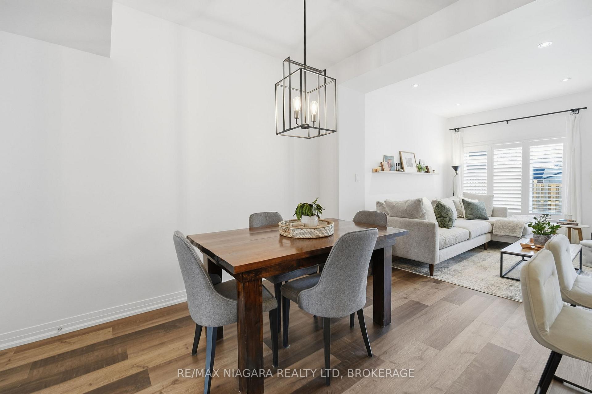 Photo 5 of 4004 Crown Street, Lincoln, Beamsville — HOMEH