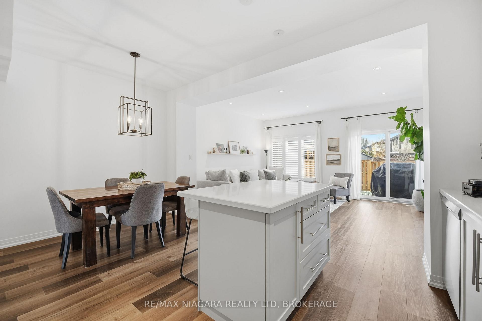 Photo 4 of 4004 Crown Street, Lincoln, Beamsville — HOMEH