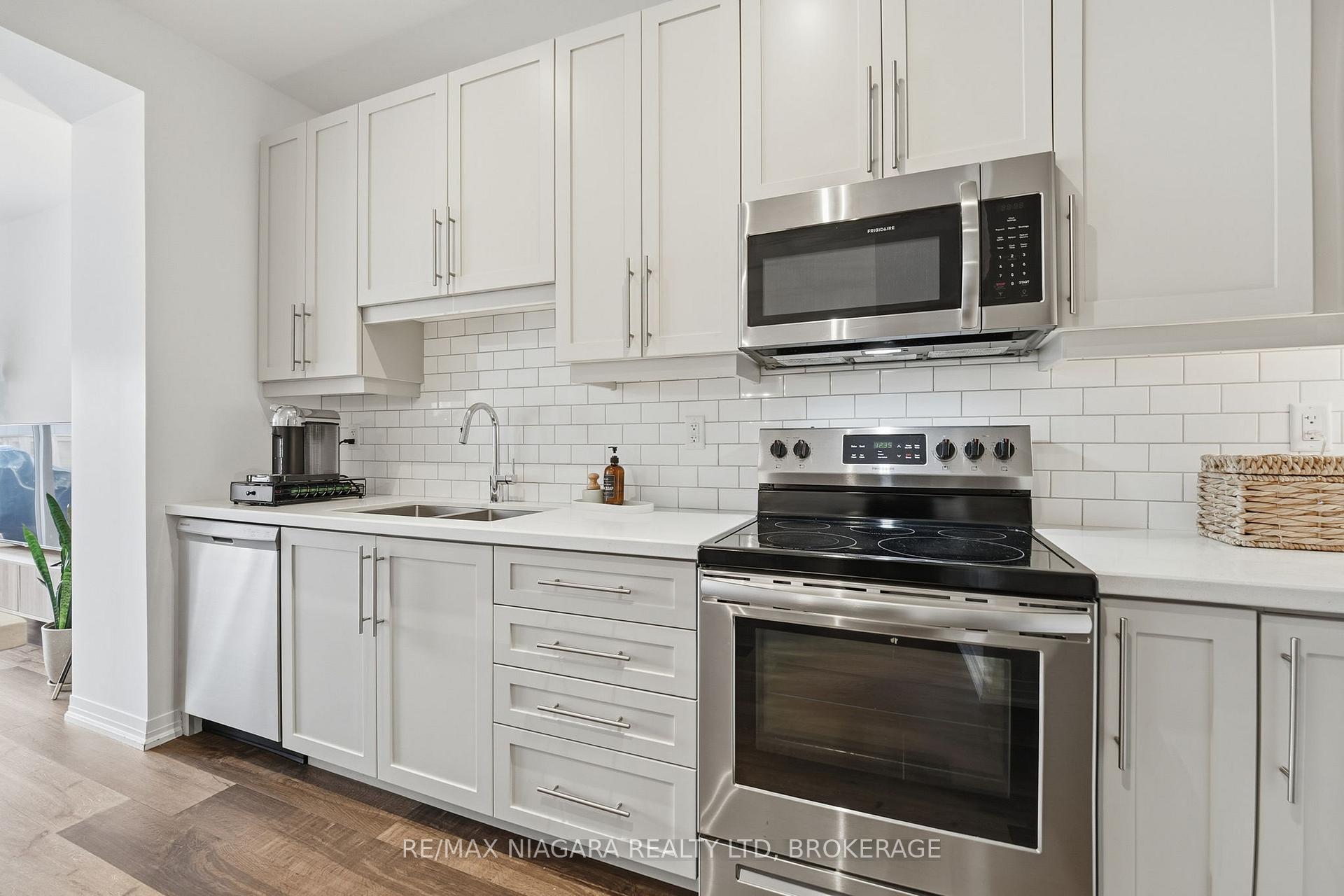 Photo 6 of 4004 Crown Street, Lincoln, Beamsville — HOMEH