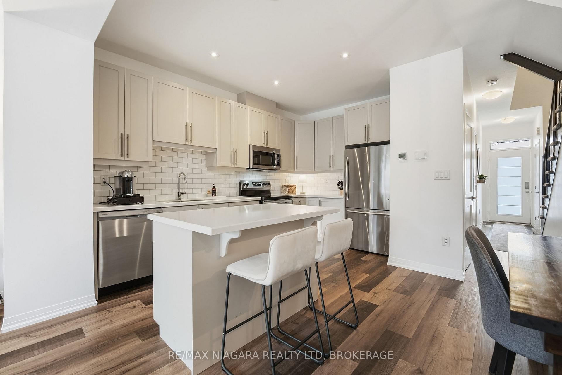 Photo 23 of 4004 Crown Street, Lincoln, Beamsville — HOMEH