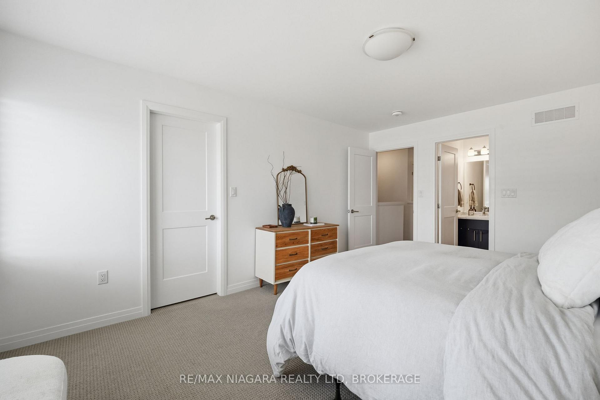 Photo 9 of 4004 Crown Street, Lincoln, Beamsville — HOMEH