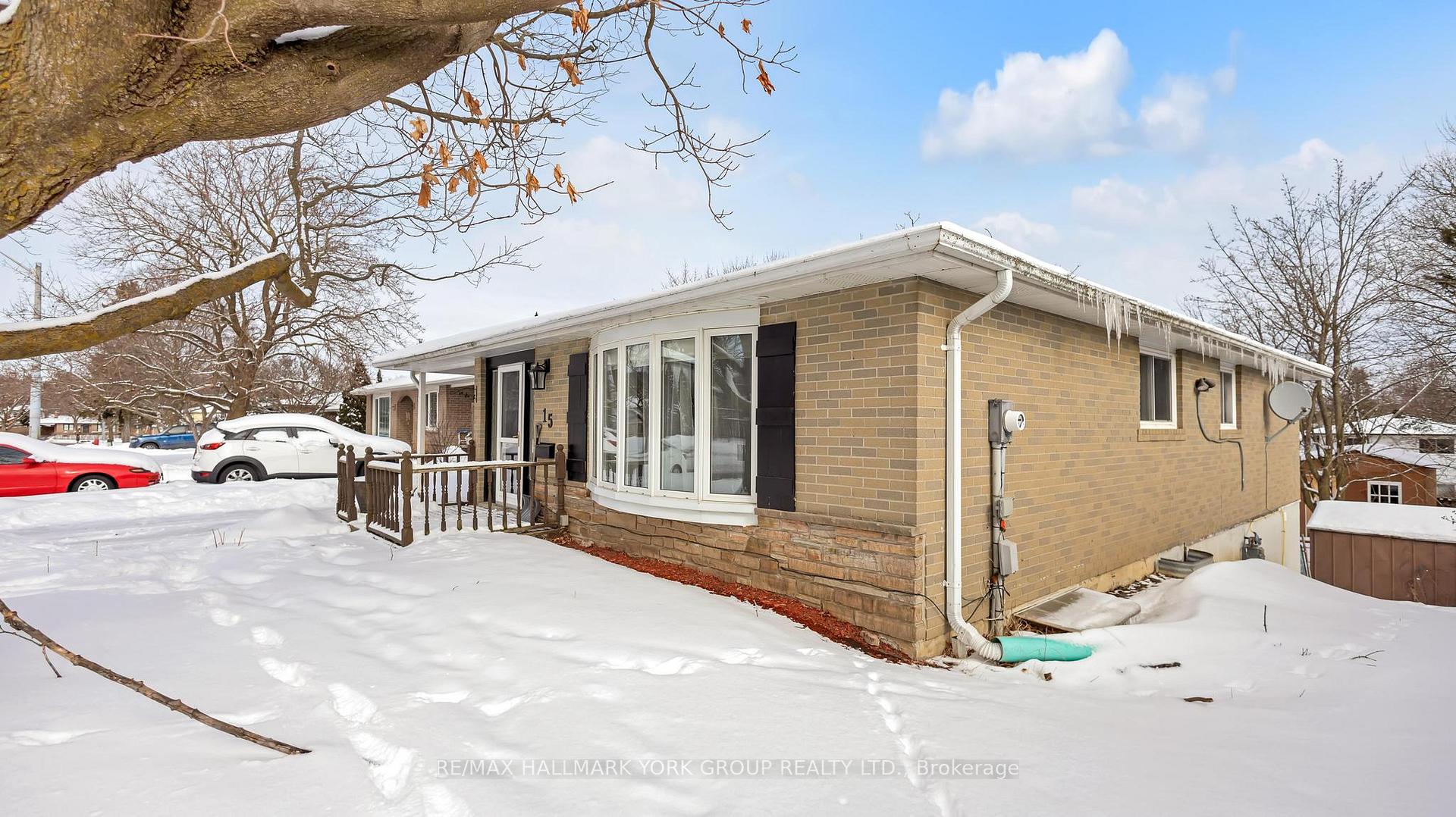 Photo 4 of Unit (Basement), 15 Banff Drive, Aurora, Aurora Heights — HOMEH