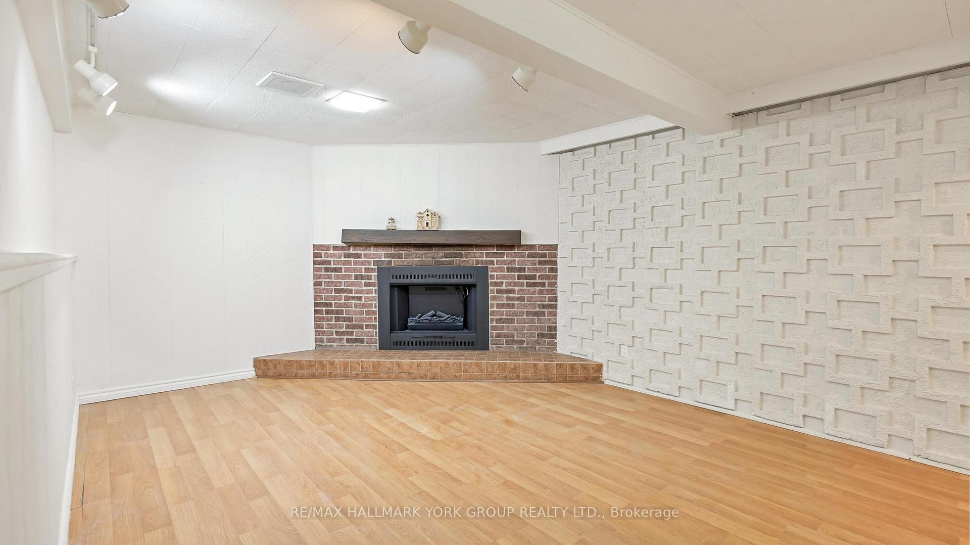 Photo 13 of Unit (Basement), 15 Banff Drive, Aurora, Aurora Heights — HOMEH