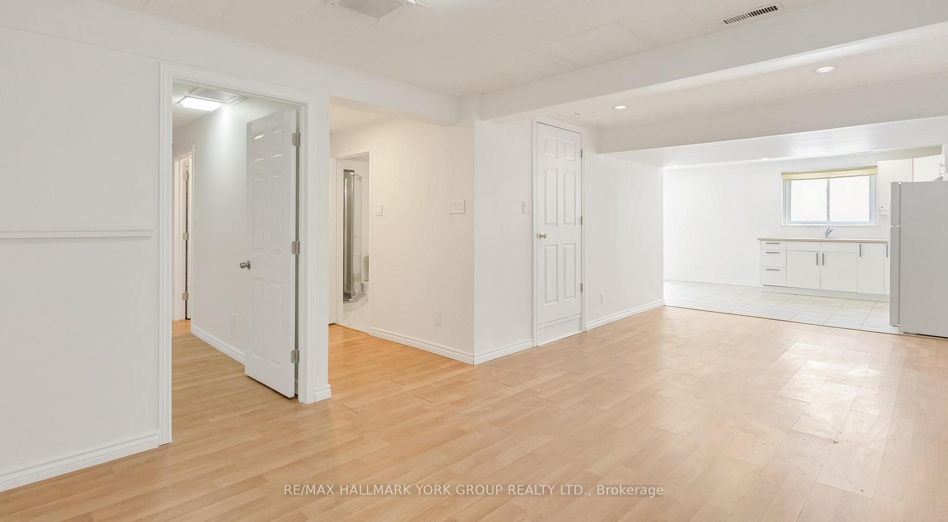 Photo 8 of Unit (Basement), 15 Banff Drive, Aurora, Aurora Heights — HOMEH