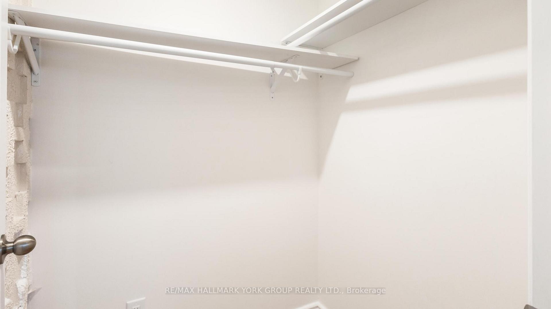 Photo 5 of Unit (Basement), 15 Banff Drive, Aurora, Aurora Heights — HOMEH