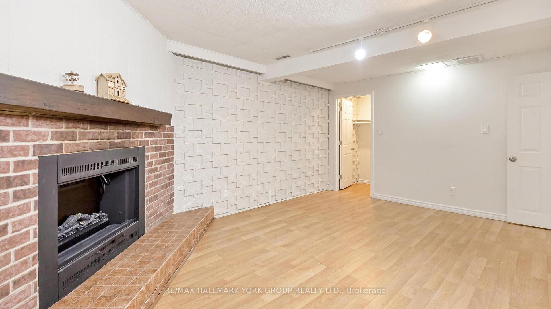Photo 10 of Unit (Basement), 15 Banff Drive, Aurora, Aurora Heights — HOMEH