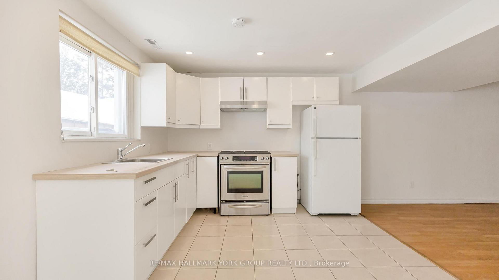 Photo 15 of Unit (Basement), 15 Banff Drive, Aurora, Aurora Heights — HOMEH