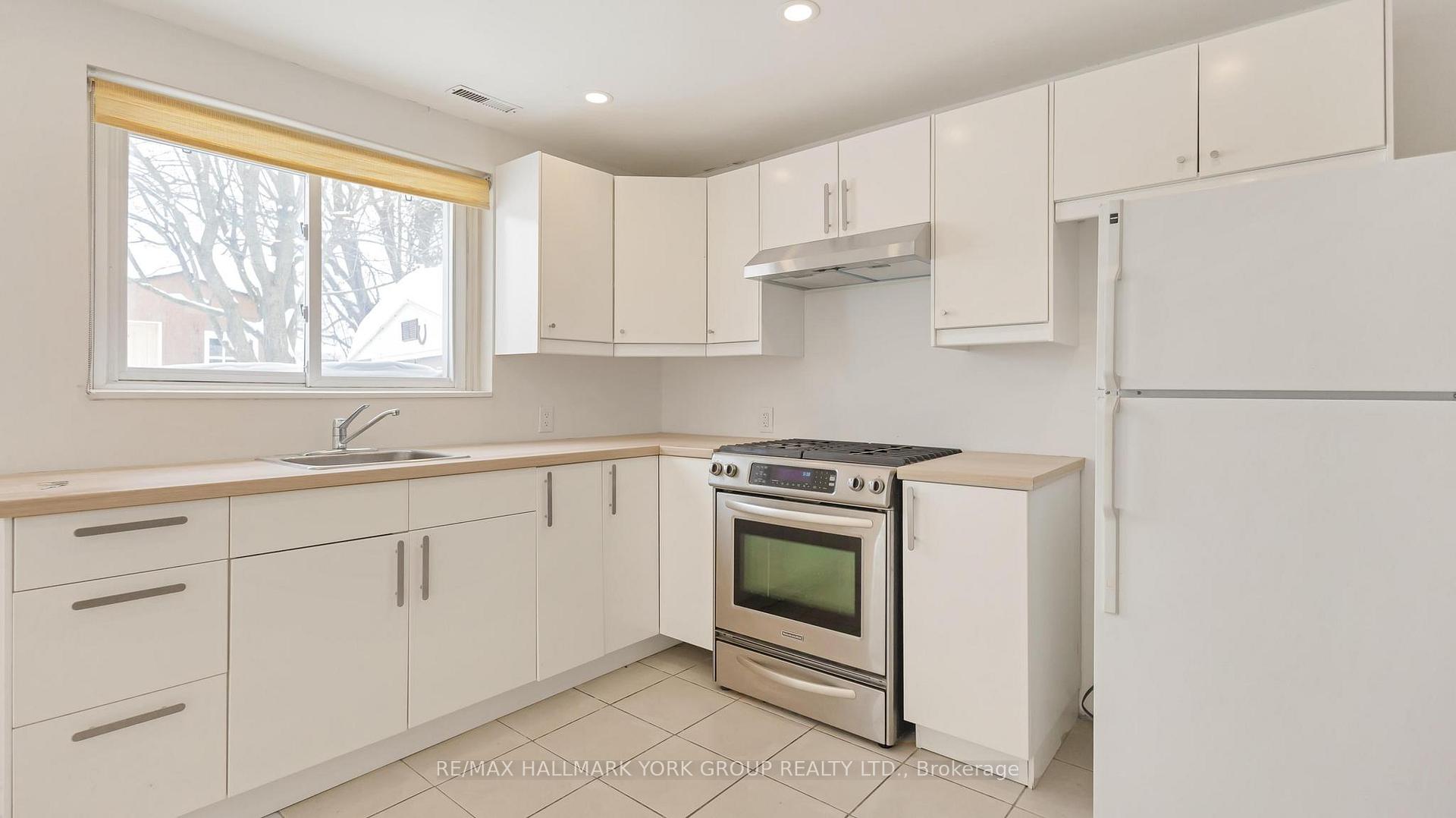 Photo 20 of Unit (Basement), 15 Banff Drive, Aurora, Aurora Heights — HOMEH