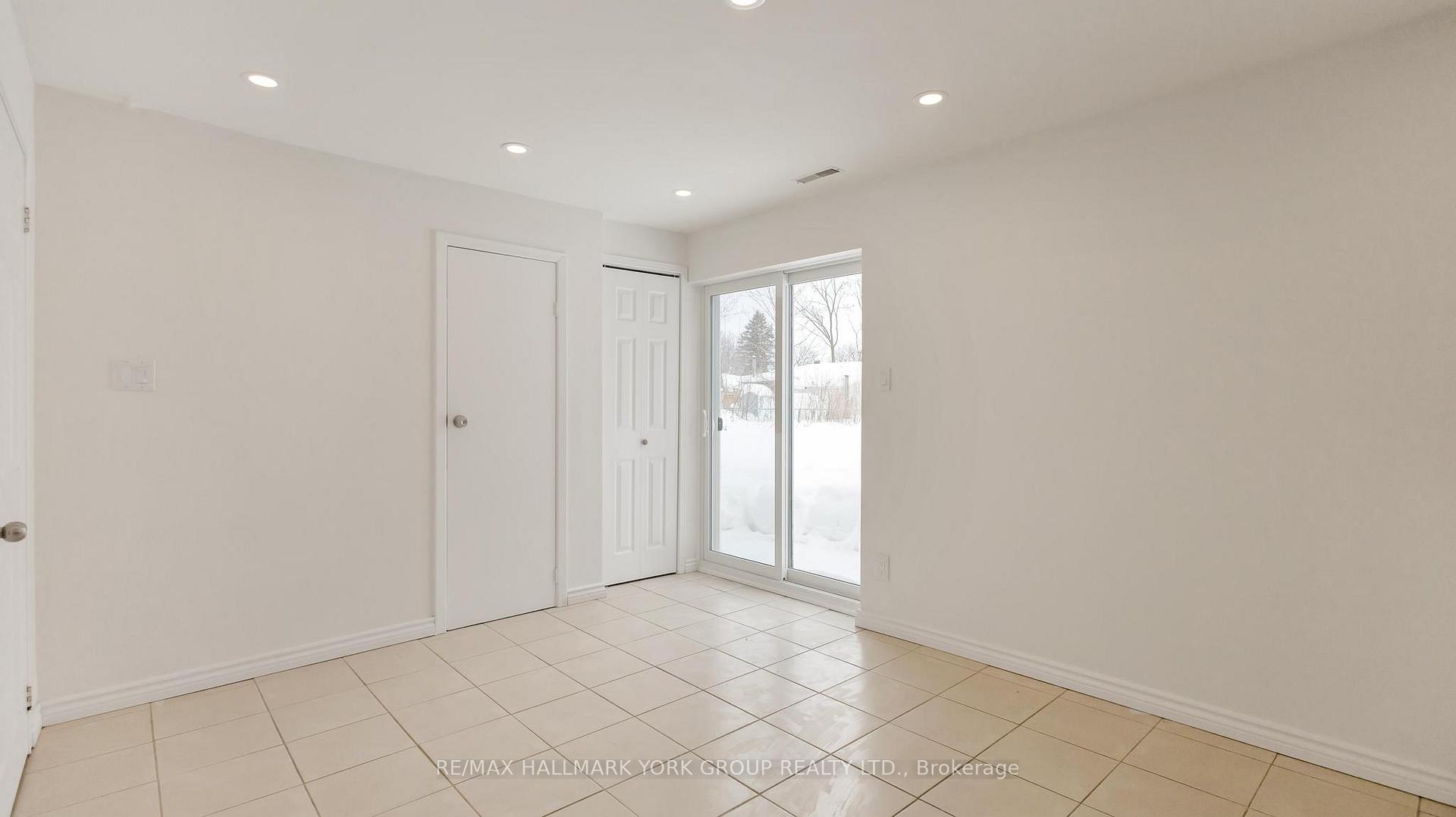 Photo 14 of Unit (Basement), 15 Banff Drive, Aurora, Aurora Heights — HOMEH