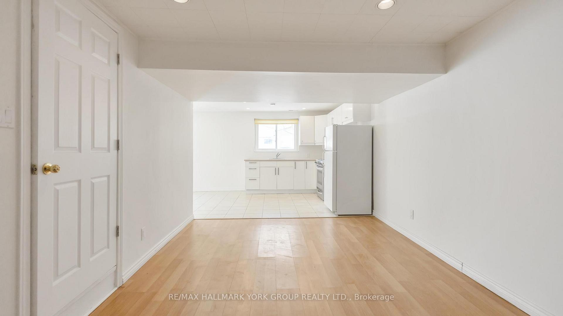 Photo 16 of Unit (Basement), 15 Banff Drive, Aurora, Aurora Heights — HOMEH