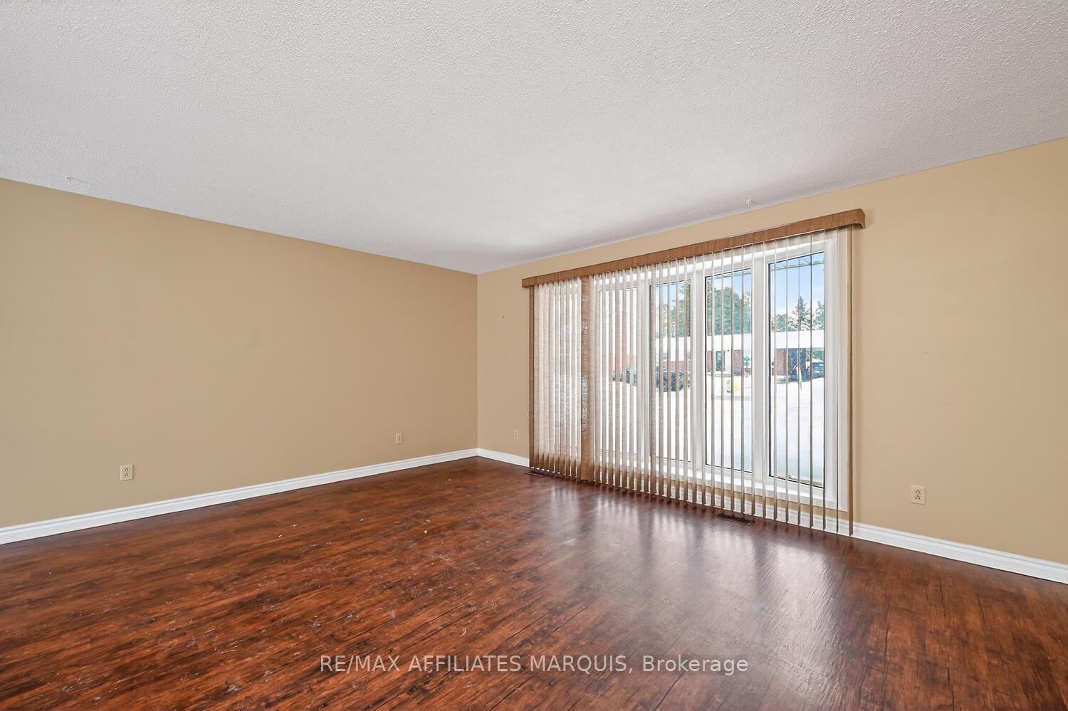Photo 2 of 48 Carol Crescent, Smiths Falls — HOMEH