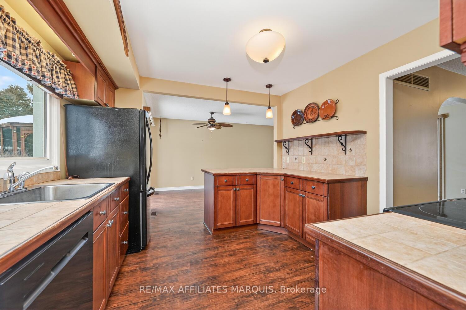 Photo 9 of 48 Carol Crescent, Smiths Falls — HOMEH