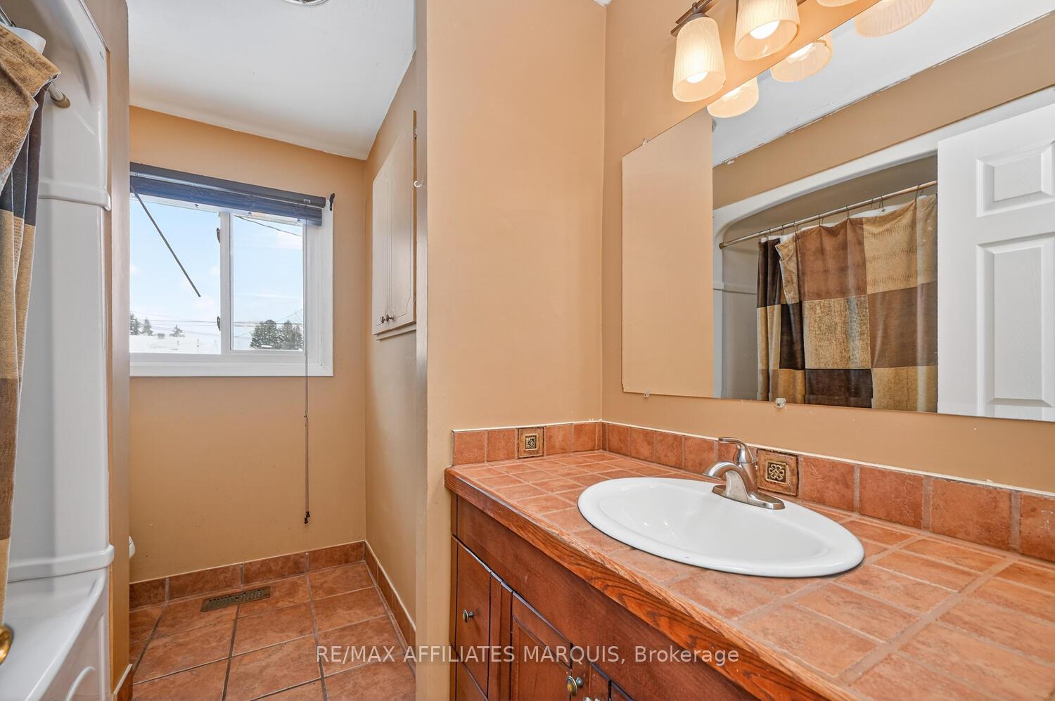 Photo 12 of 48 Carol Crescent, Smiths Falls — HOMEH
