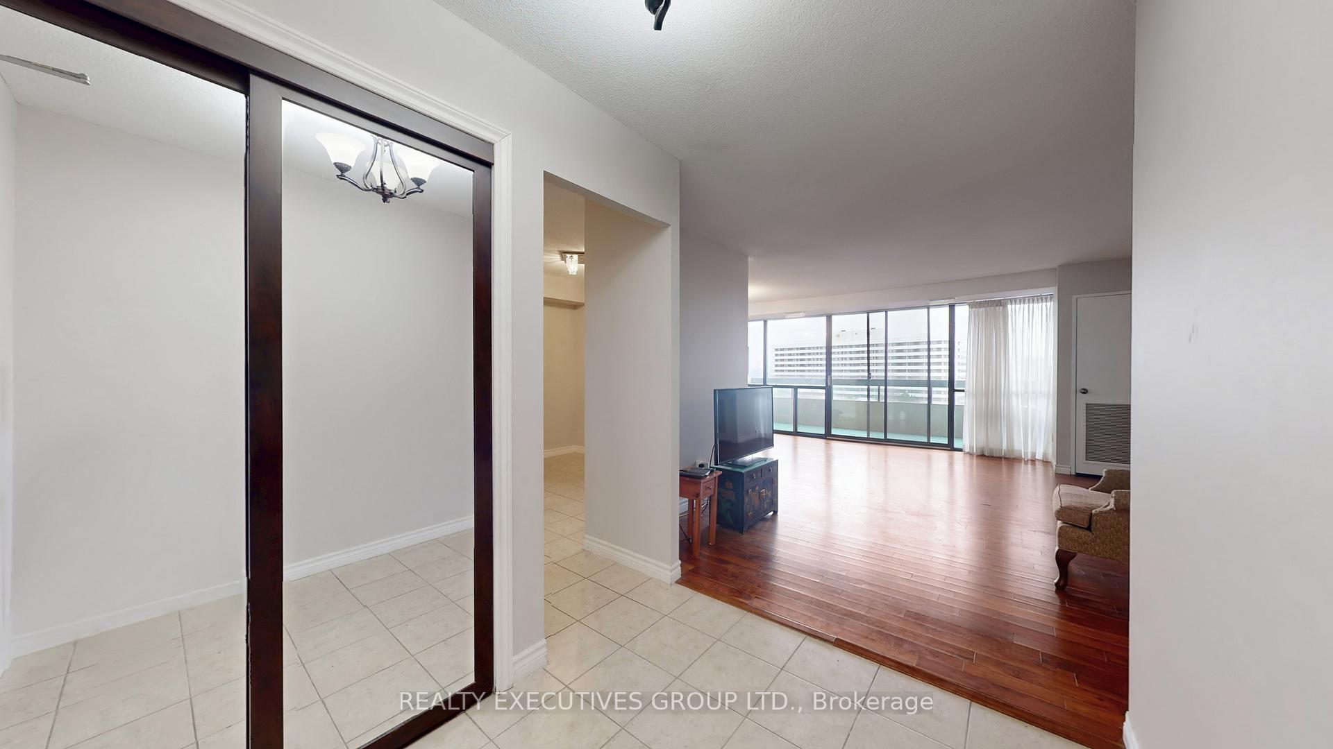 Photo 4 of Unit 902, 8111 Yonge Street, Markham, Royal Orchard — HOMEH