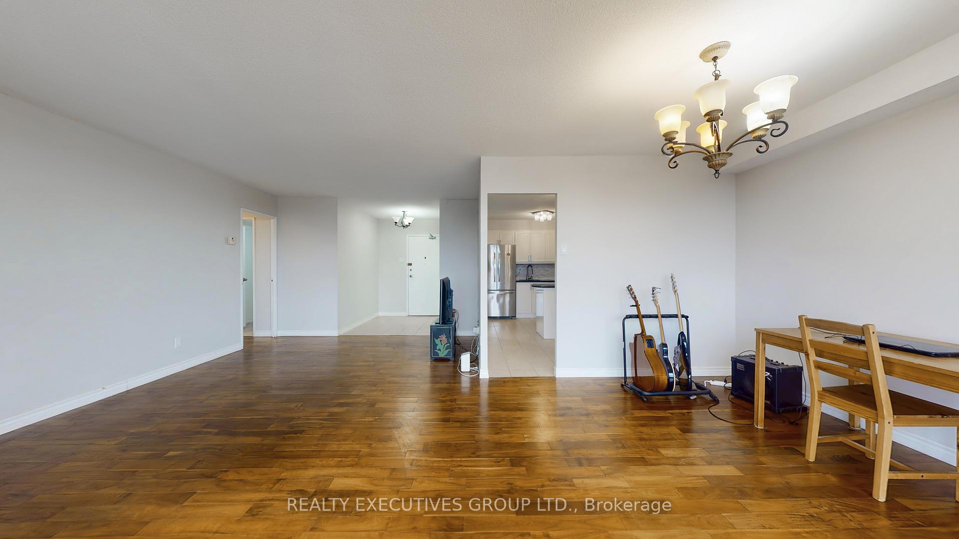 Photo 3 of Unit 902, 8111 Yonge Street, Markham, Royal Orchard — HOMEH