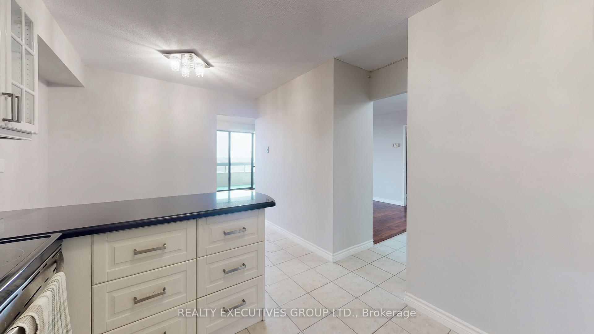 Photo 7 of Unit 902, 8111 Yonge Street, Markham, Royal Orchard — HOMEH