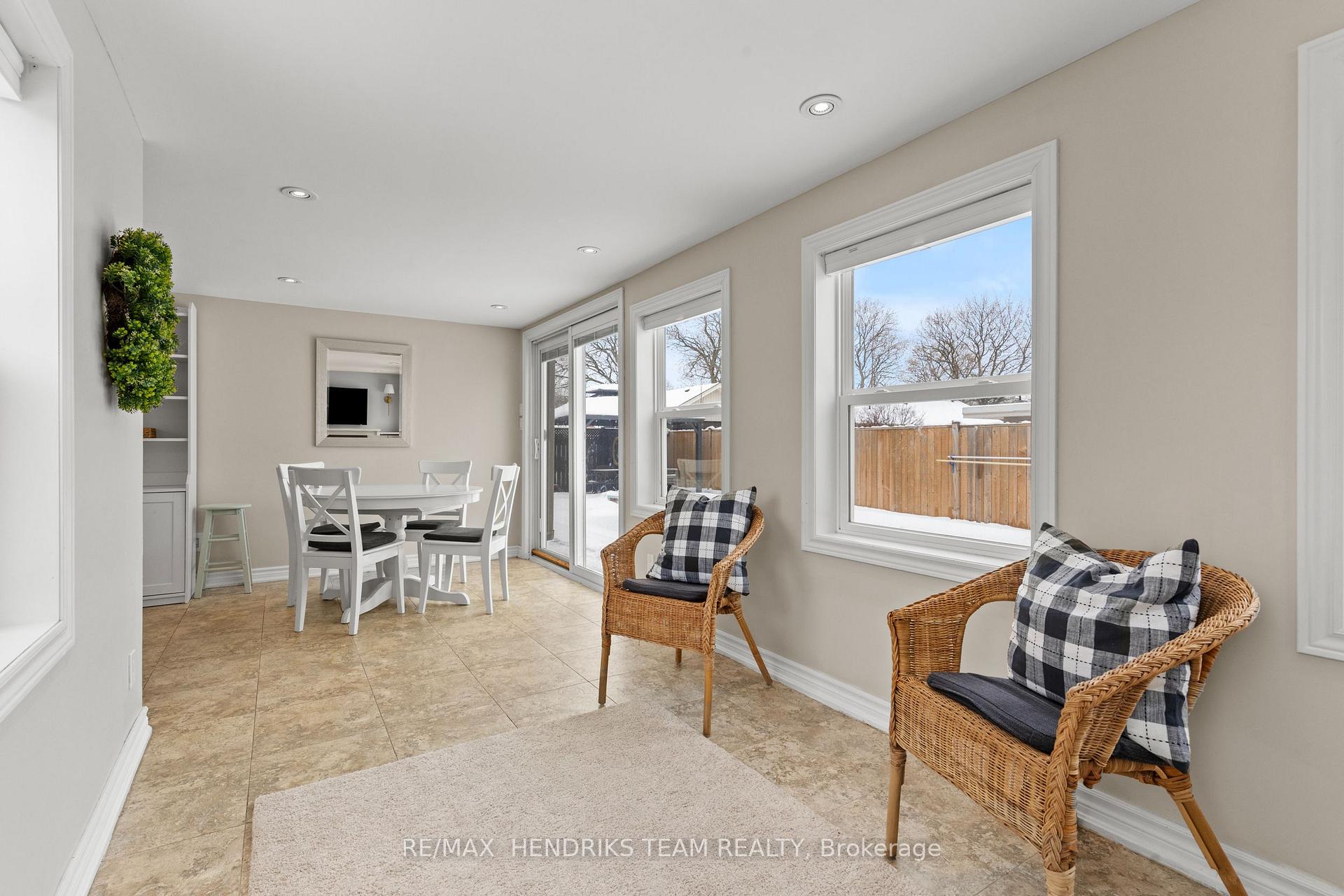 Photo 21 of 9 Rosemount Avenue, St. Catharines, Vine/Linwell — HOMEH