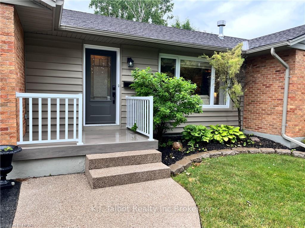 Photo 2 of 175 Jones Street, Goderich, Goderich (Town) — HOMEH