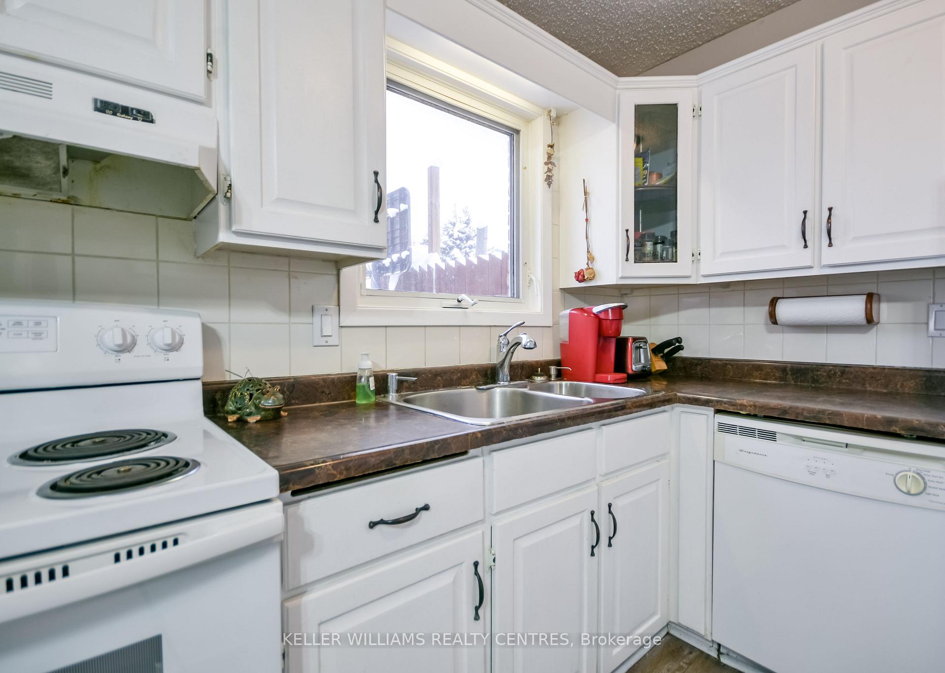 Photo 5 of 318 Colborne Street, Midland — HOMEH