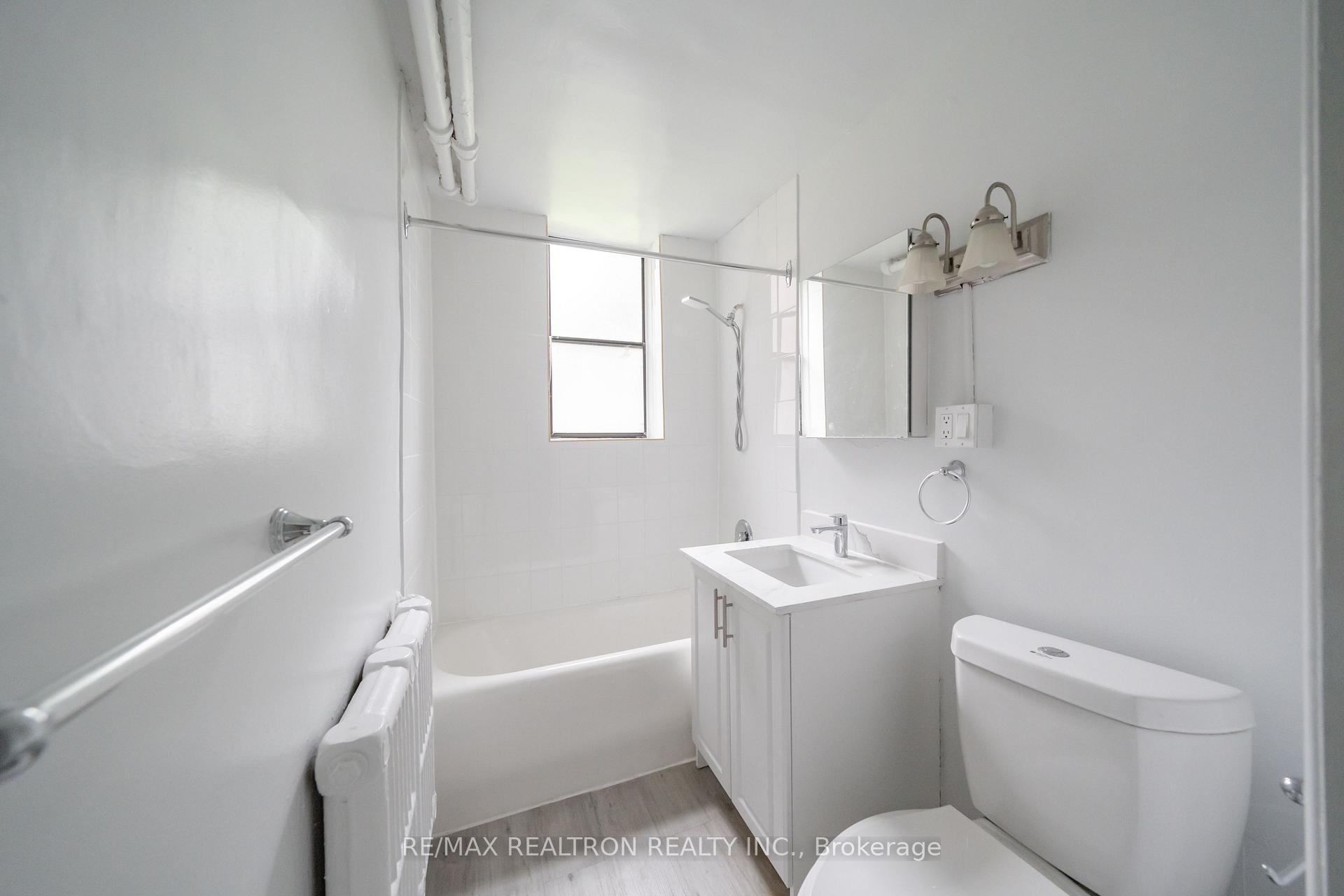 Photo 4 of Unit 82, 10 Kingston Road, Toronto, Woodbine Corridor — HOMEH