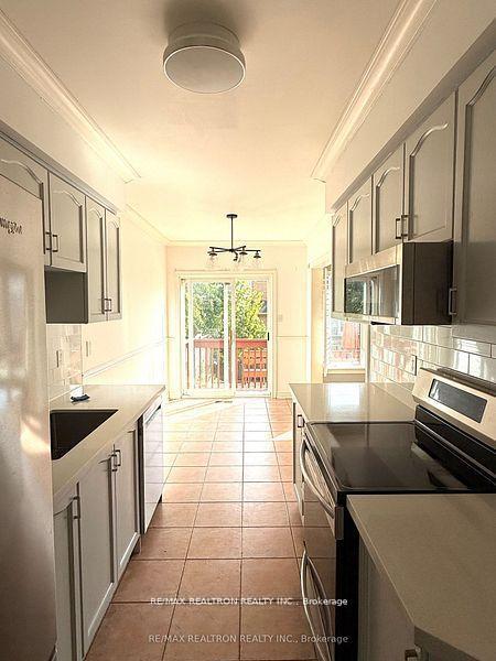 Photo 8 of Unit Main and Upper, 165 Warwick Crescent, Newmarket, Summerhill Estates — HOMEH