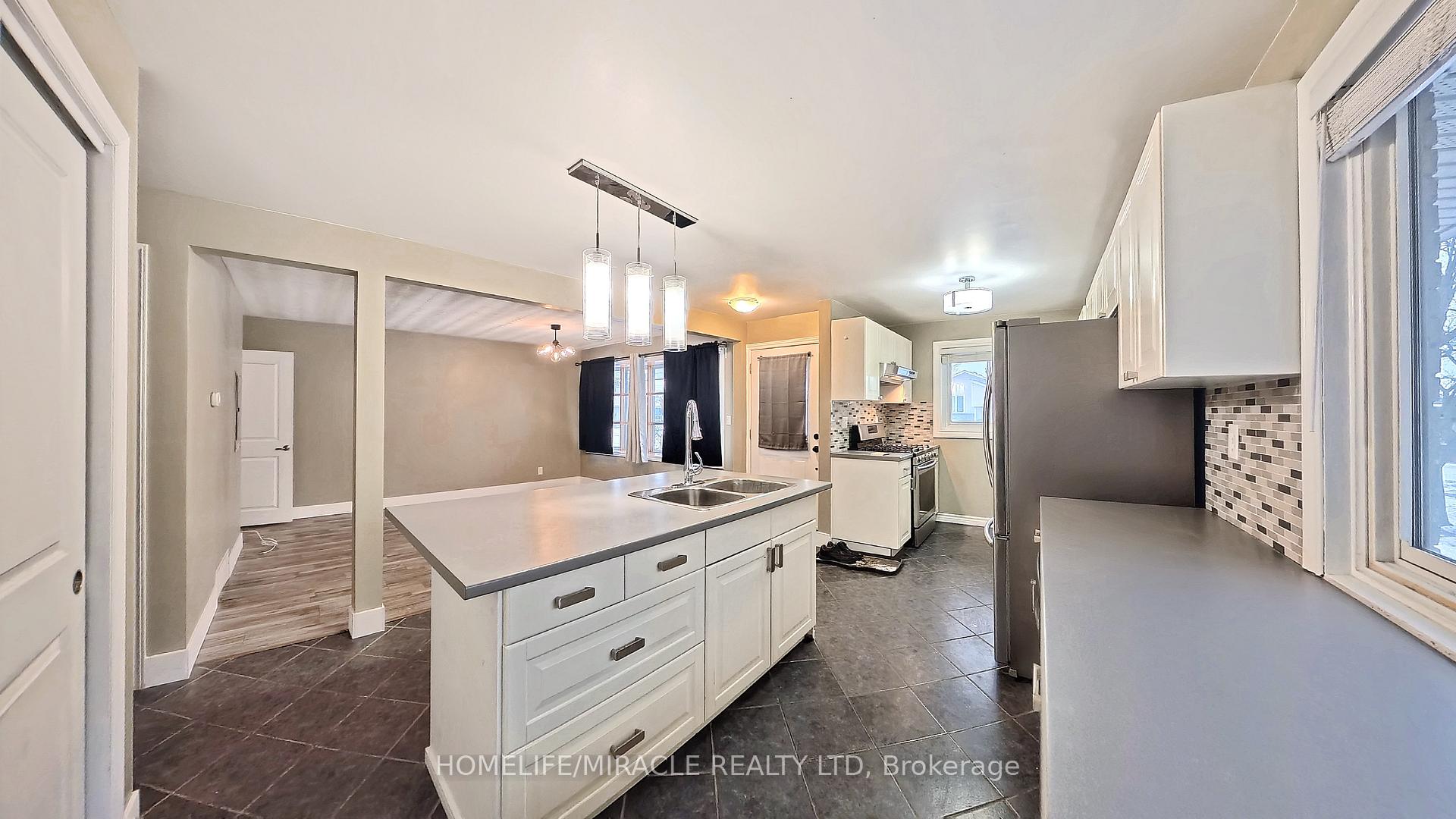Photo 4 of 61 Bosworth Crescent, Kitchener — HOMEH