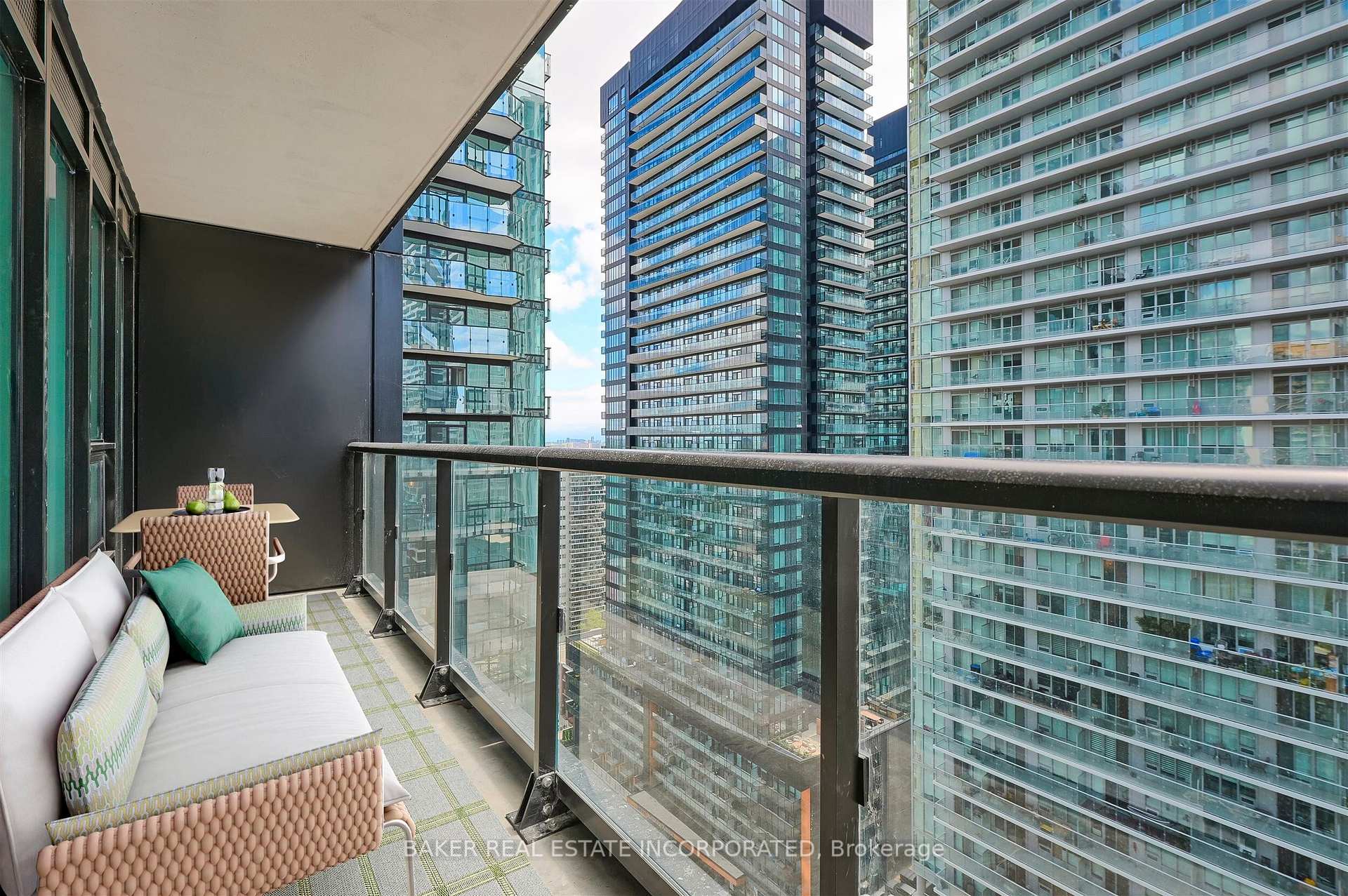 Photo 6 of Unit 2302, 223 Redpath Avenue, Toronto, Mount Pleasant West — HOMEH