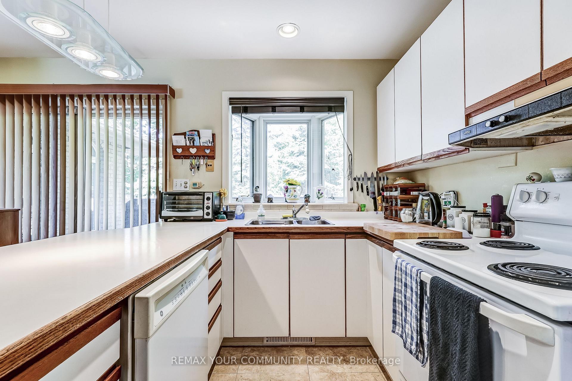 Photo 20 of 2 Rougecrest Drive, Markham, Markham Village — HOMEH