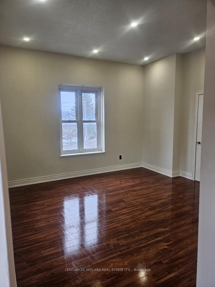 Photo 4 of Unit 4, 8 Wellington Street, Clarington, Bowmanville — HOMEH
