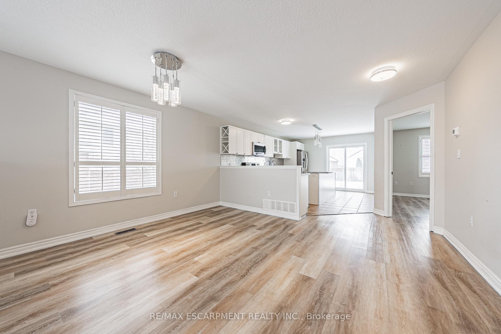 Photo 8 of 12 Shadetree Crescent, Hamilton, Stoney Creek Mountain — HOMEH
