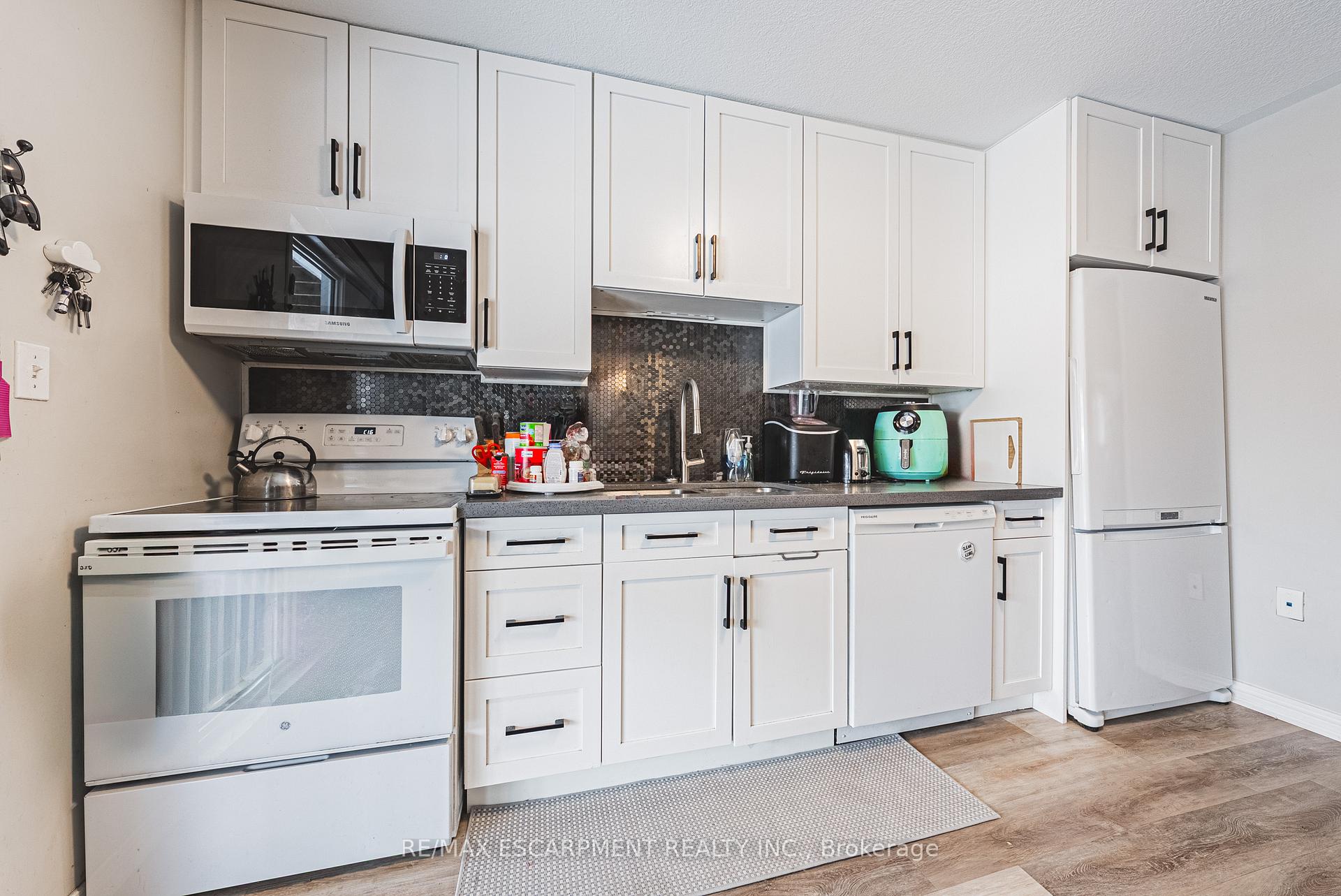Photo 18 of 12 Shadetree Crescent, Hamilton, Stoney Creek Mountain — HOMEH