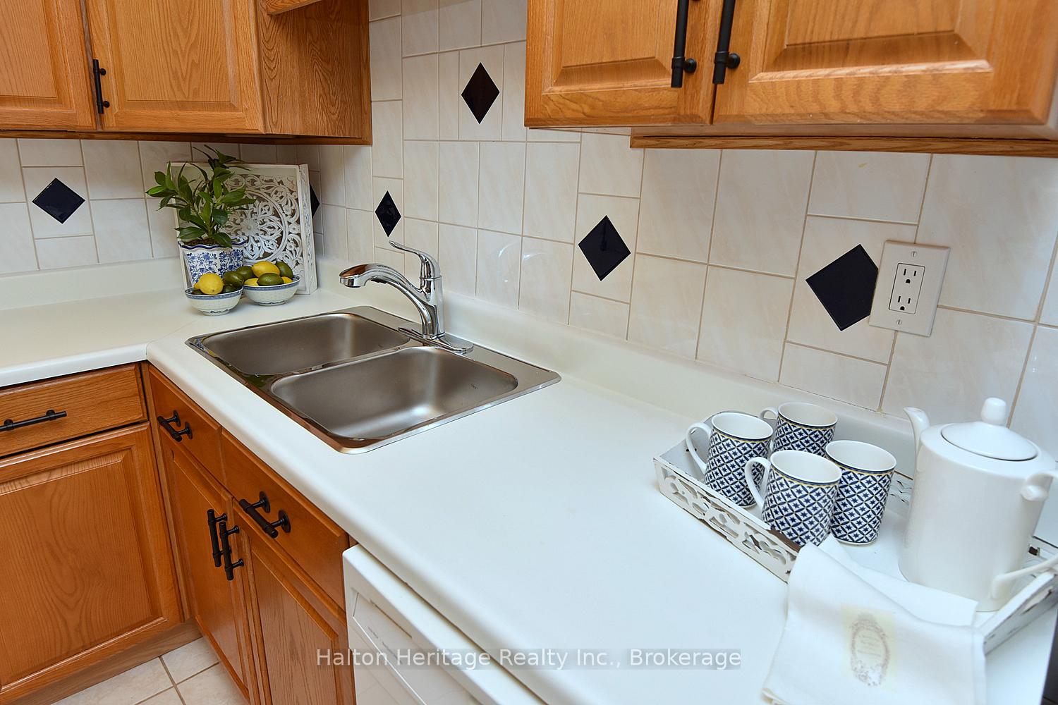 Photo 6 of Unit 405, 301 Frances Avenue, Hamilton, Stoney Creek — HOMEH