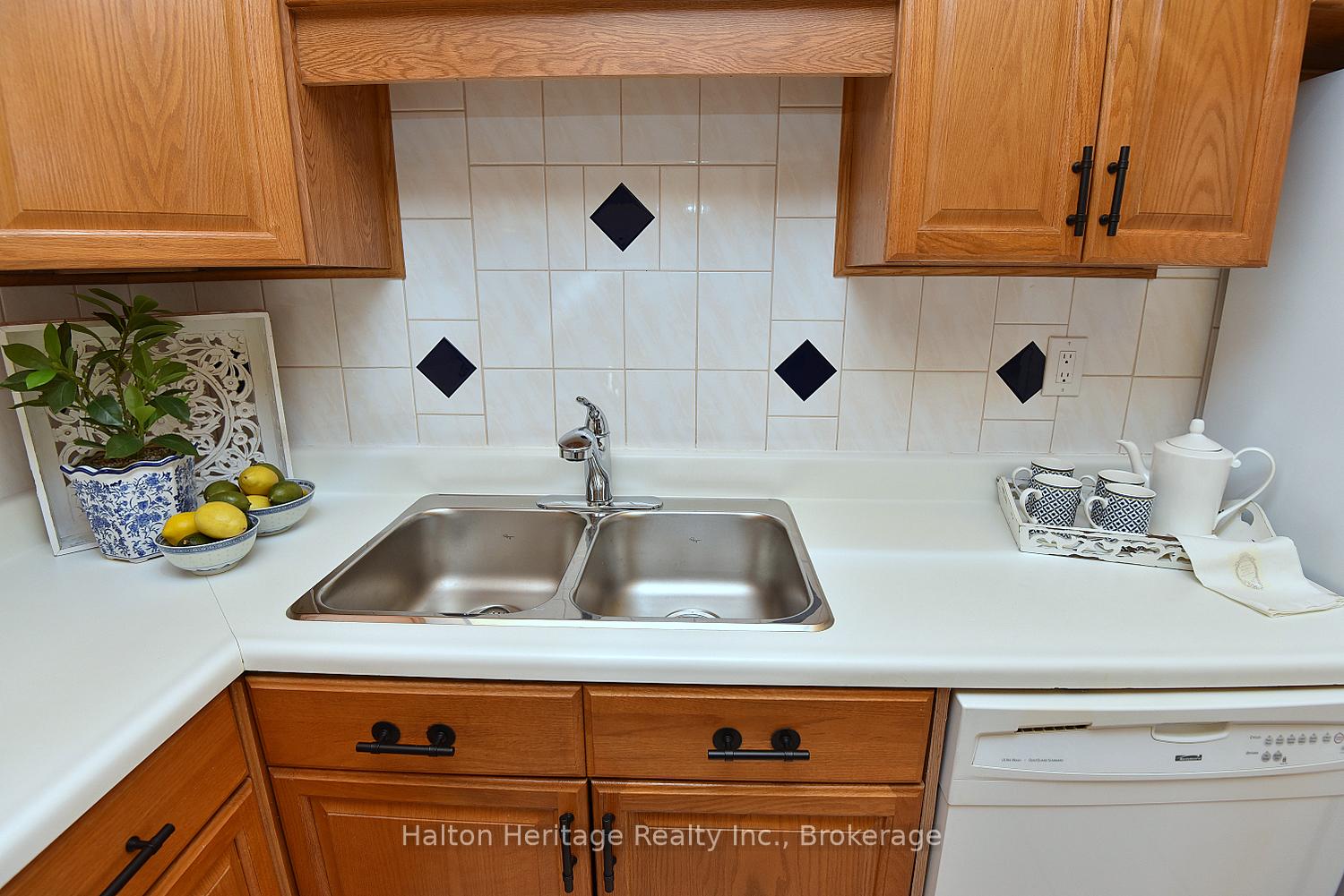 Photo 7 of Unit 405, 301 Frances Avenue, Hamilton, Stoney Creek — HOMEH