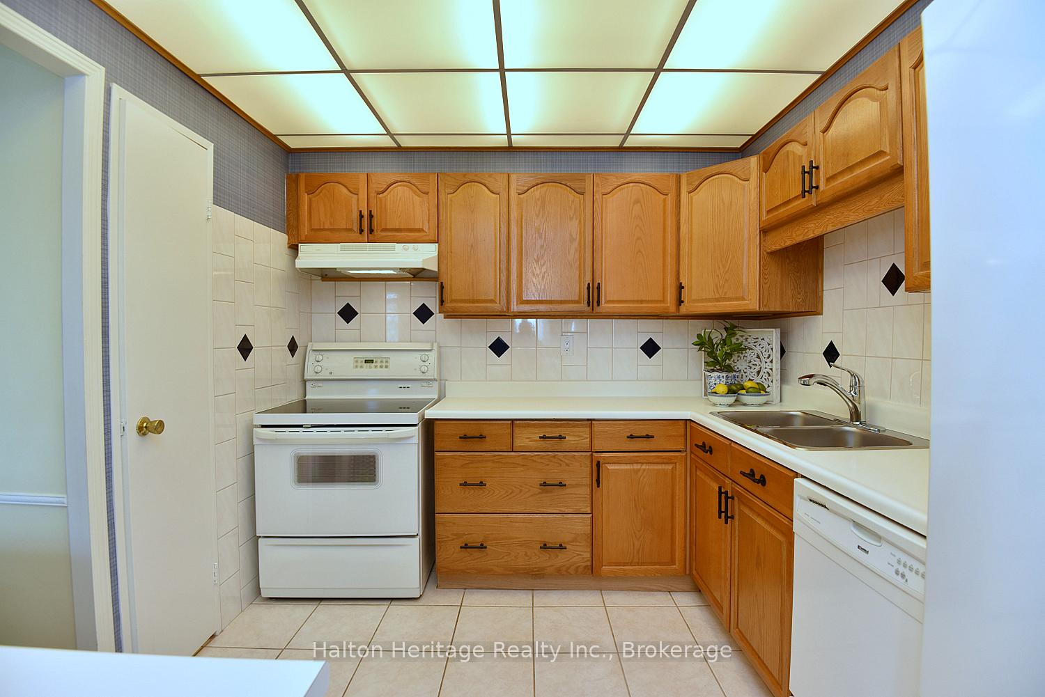 Photo 33 of Unit 405, 301 Frances Avenue, Hamilton, Stoney Creek — HOMEH