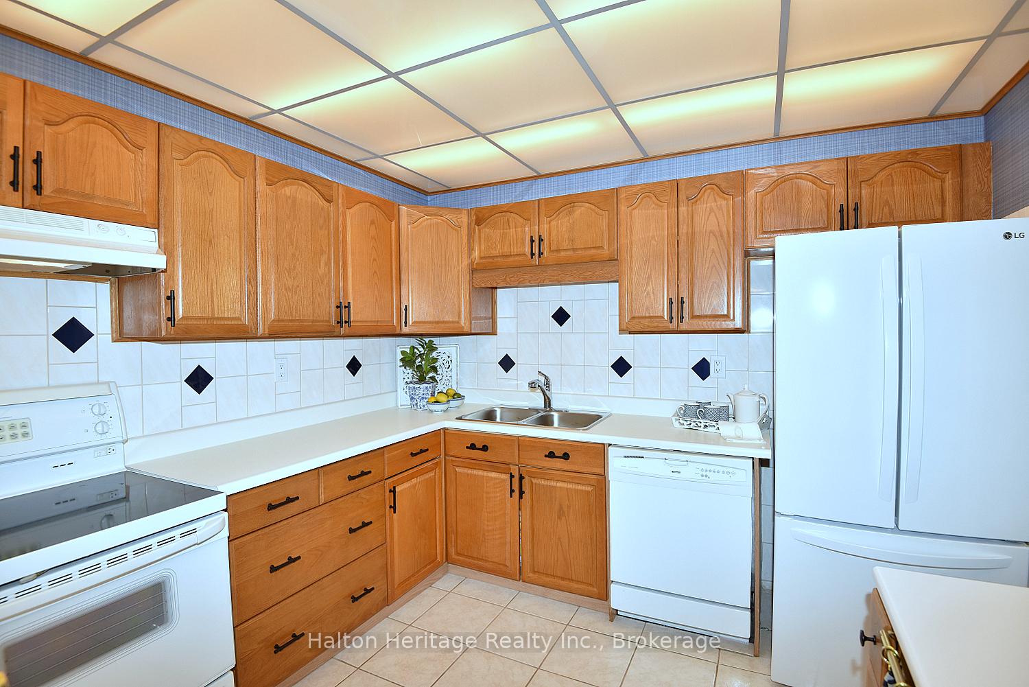 Photo 10 of Unit 405, 301 Frances Avenue, Hamilton, Stoney Creek — HOMEH