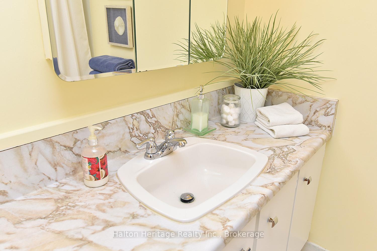 Photo 14 of Unit 405, 301 Frances Avenue, Hamilton, Stoney Creek — HOMEH