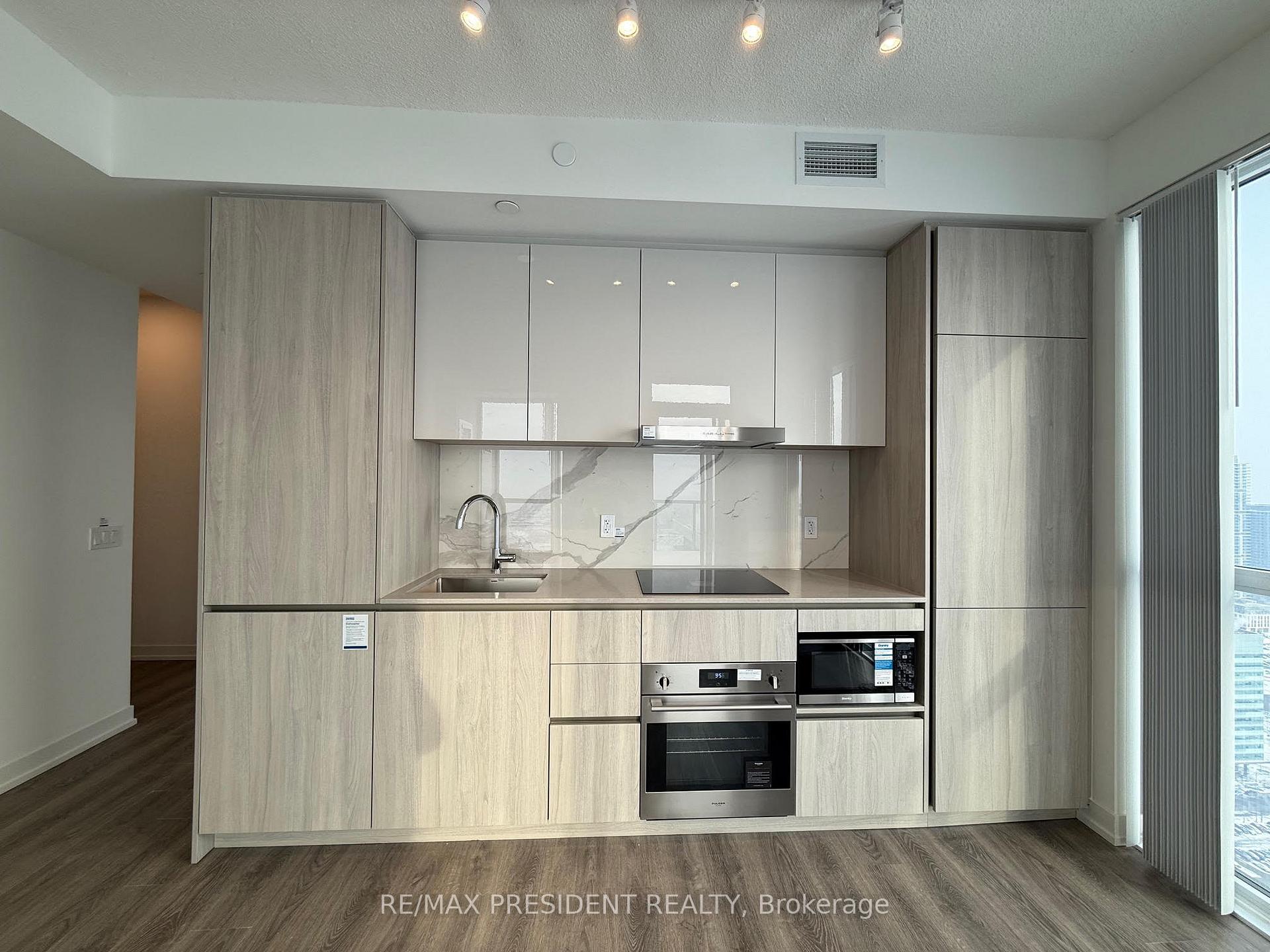 Photo 4 of Unit 5109, 8 Interchange Way, Vaughan, Vaughan Corporate Centre — HOMEH